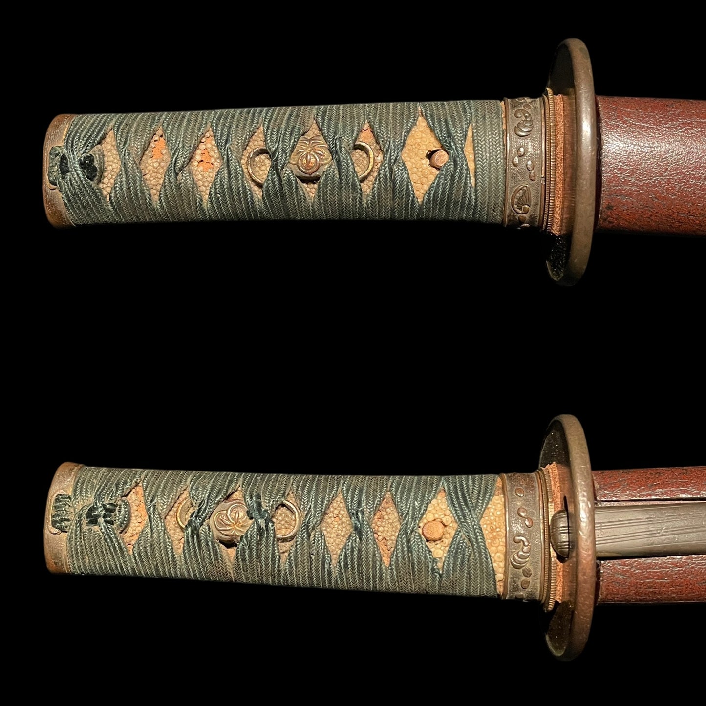 Red Sunnobi-Tanto 寸延短刀, with Kozuka, Large Kojiri, Edo period mumei