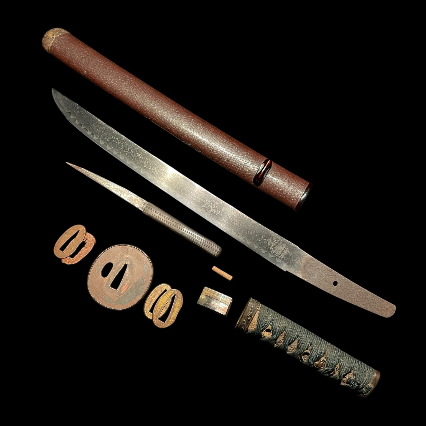 Red Sunnobi-Tanto 寸延短刀, with Kozuka, Large Kojiri, Edo period mumei