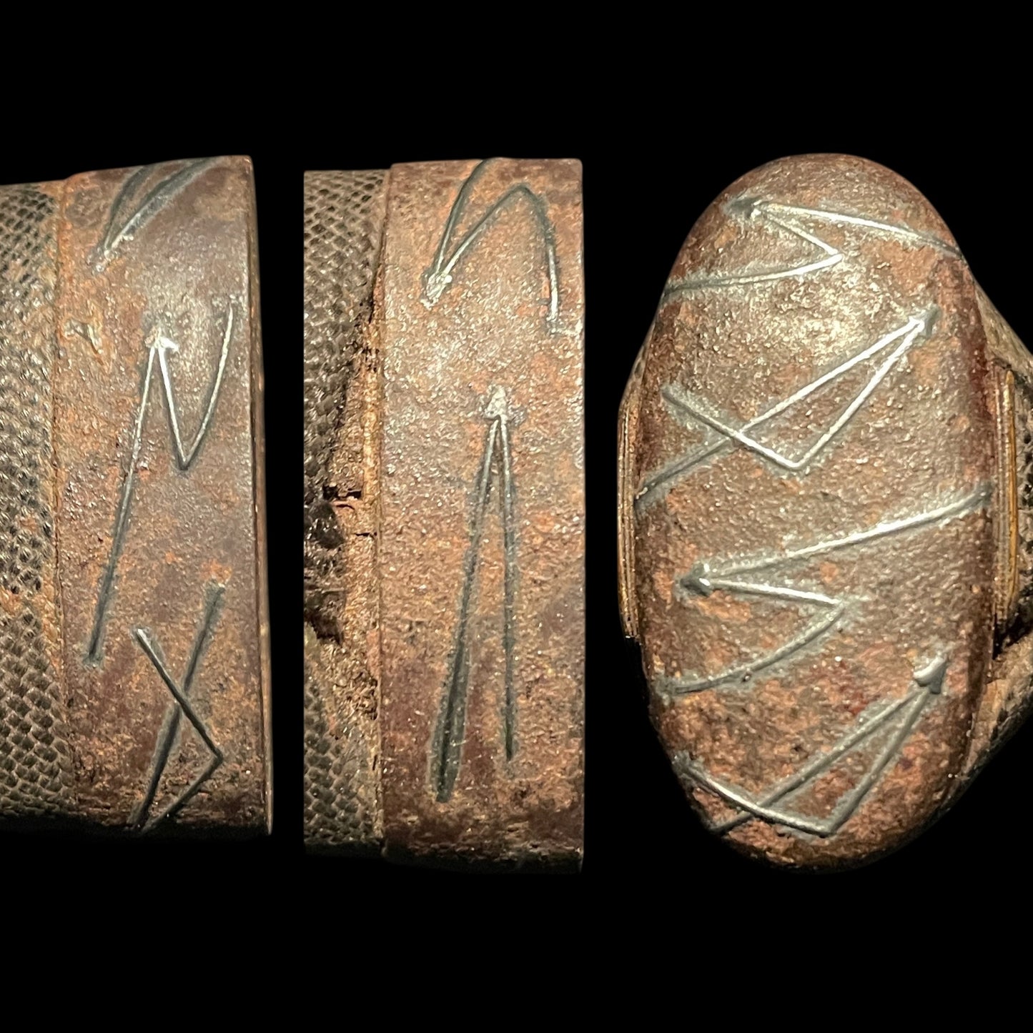 Red Unokubi Tanto, Pine needles Fuchikashira 松葉縁頭, Grasshopper Tsuab 飛蝗鍔