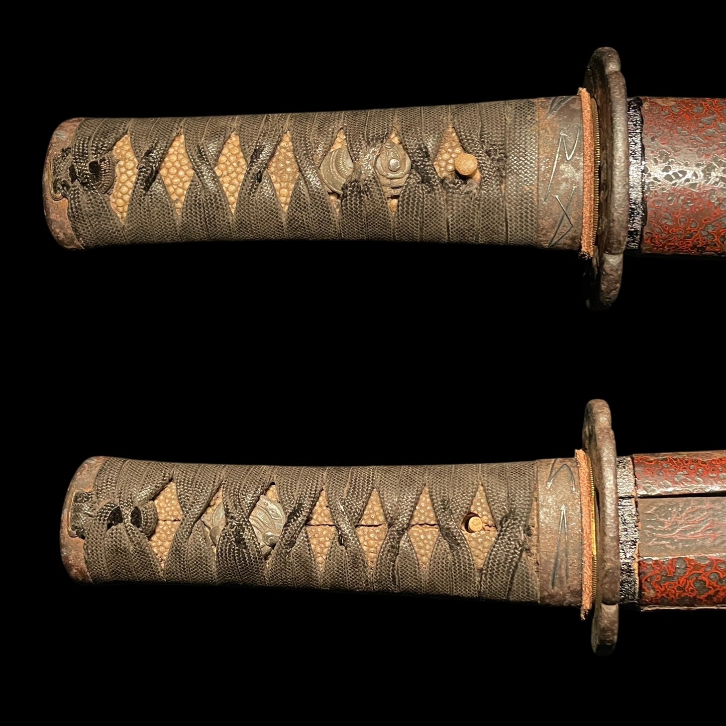 Red Unokubi Tanto, Pine needles Fuchikashira 松葉縁頭, Grasshopper Tsuab 飛蝗鍔