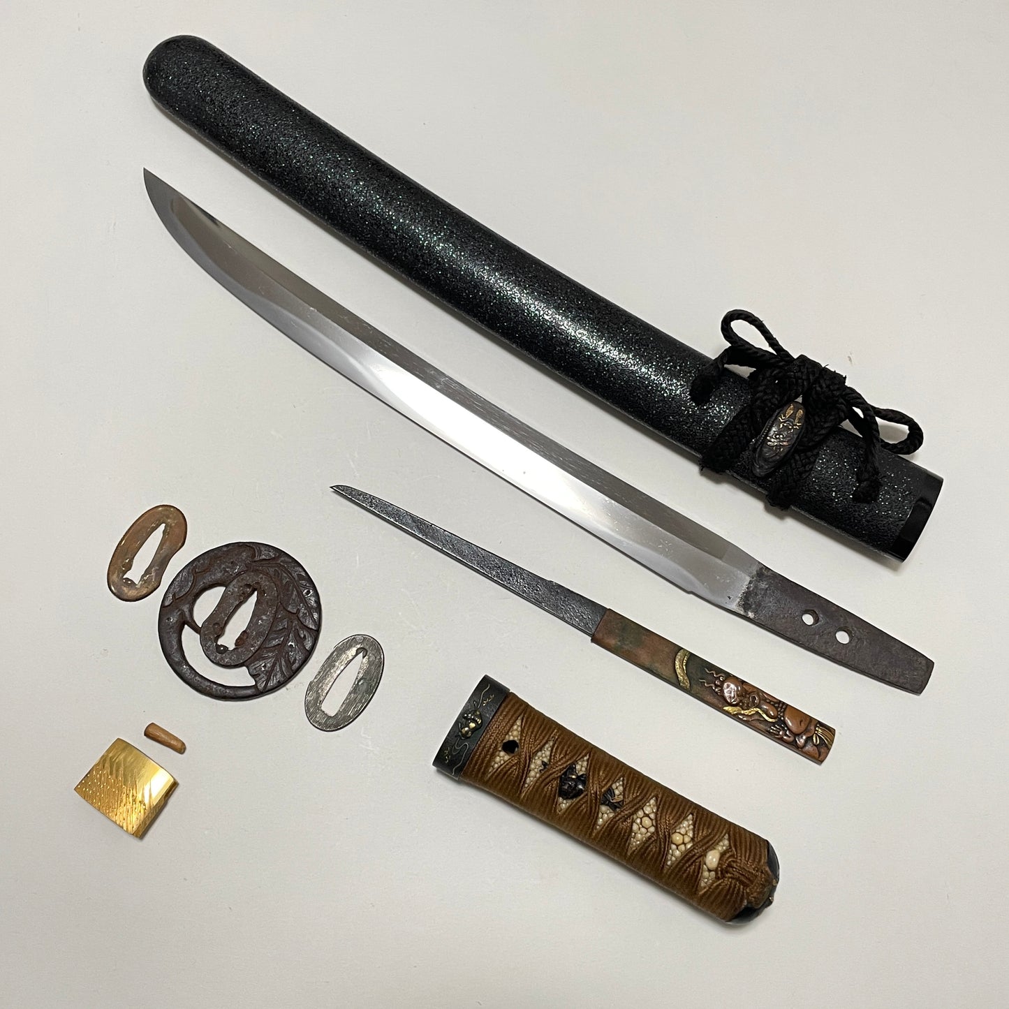 Fuyuhiro 冬広 Shobuzukuri TANTO, Raijin Kozuka 雷神小柄, Muromachi period