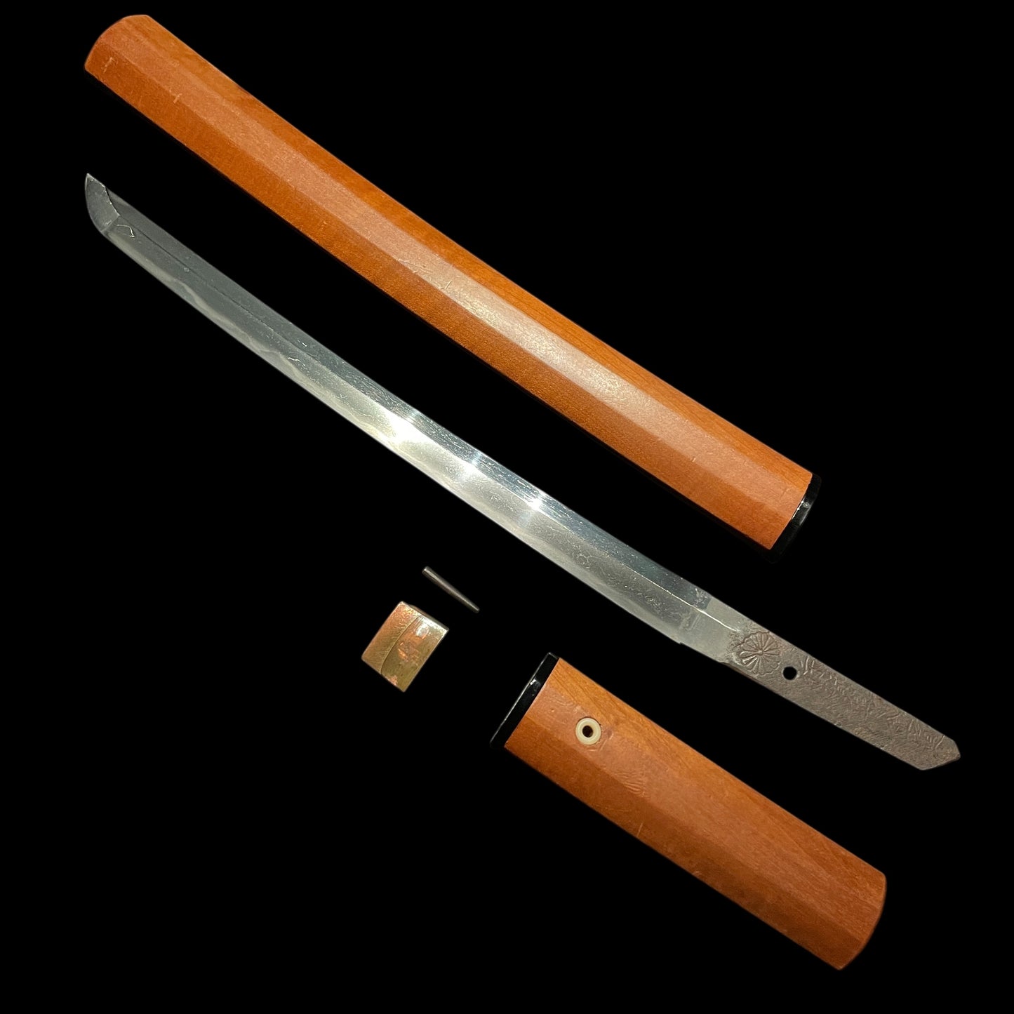 KIKUMON 菊紋, Iganokami Kinmichi 伊賀守金道 signed Wakizashi, Early Edo period