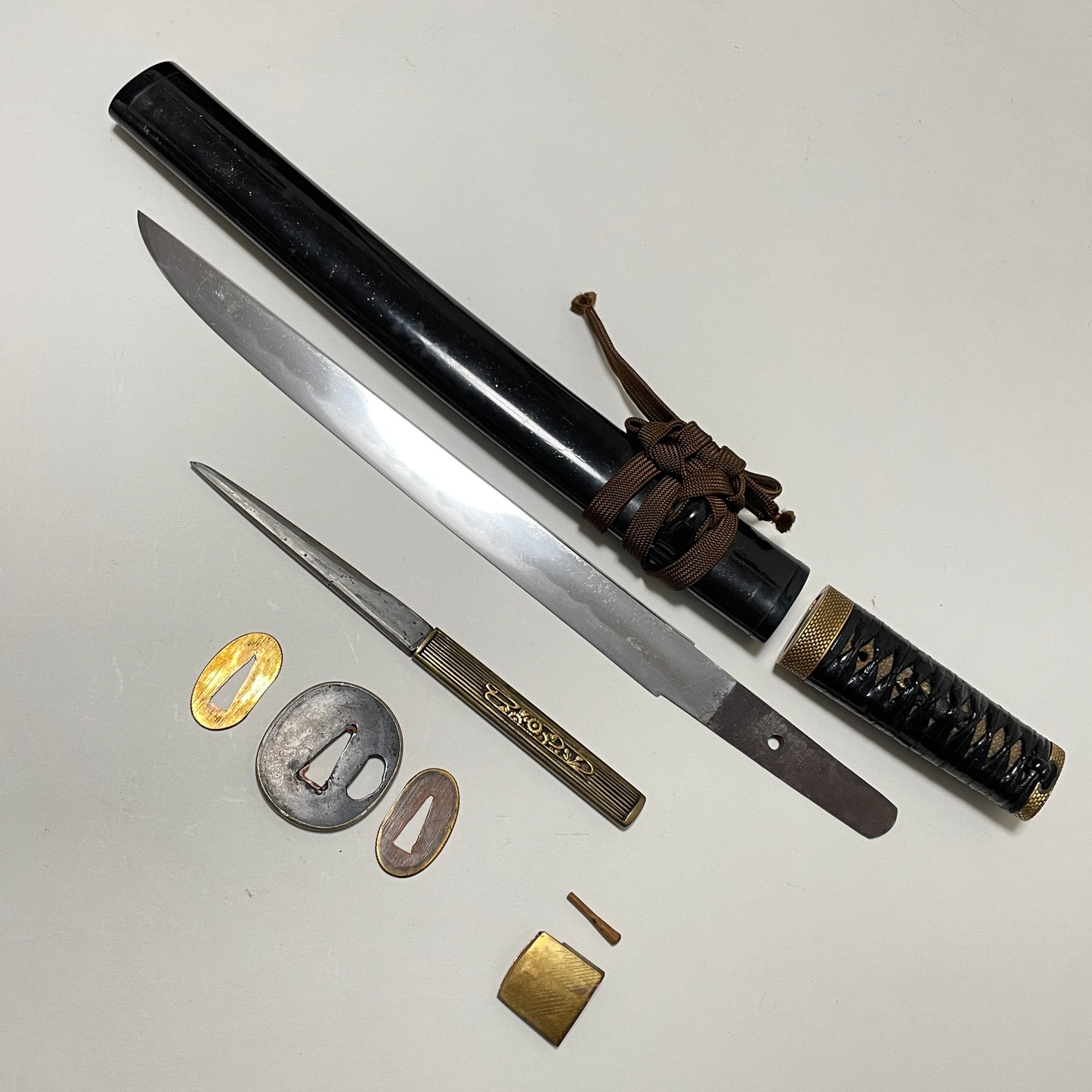 Ajiro 網代 Golden Fuchikashira TANTO, wit Kozuka, Boar Menuki, Edo period mumei