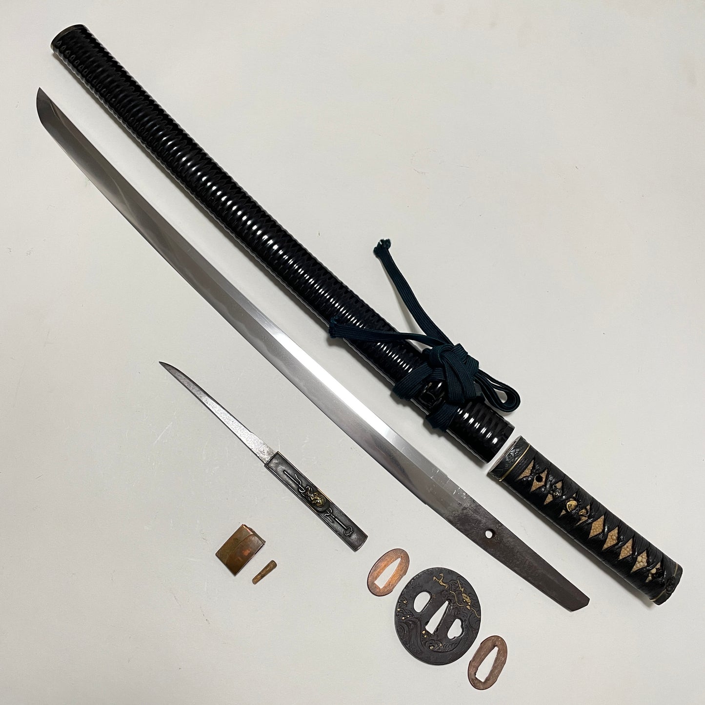 Echizen-Seki 越前関 WAKIZASHI, Signed Dragon Tsuba, with Kozuka, Early Edo period