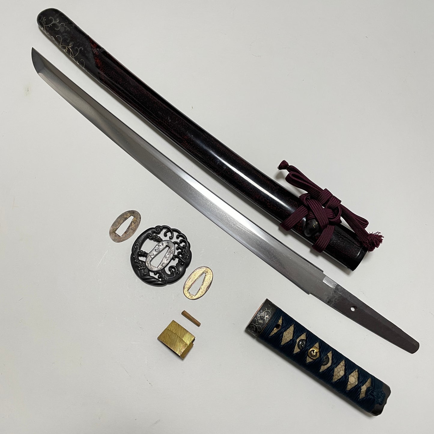 High-grade fittings Wakizashi, Tanshuju Nobuyuki signed Tsuba, Edo period mumei