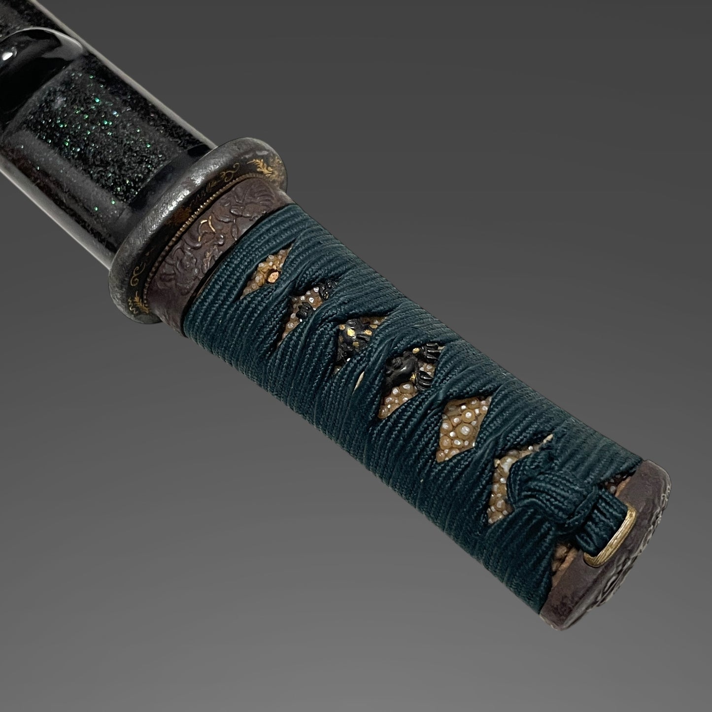 Thick TANTO, Shishi Menuki 獅子目貫, Gold inlay Tsuba, Edo period mumei