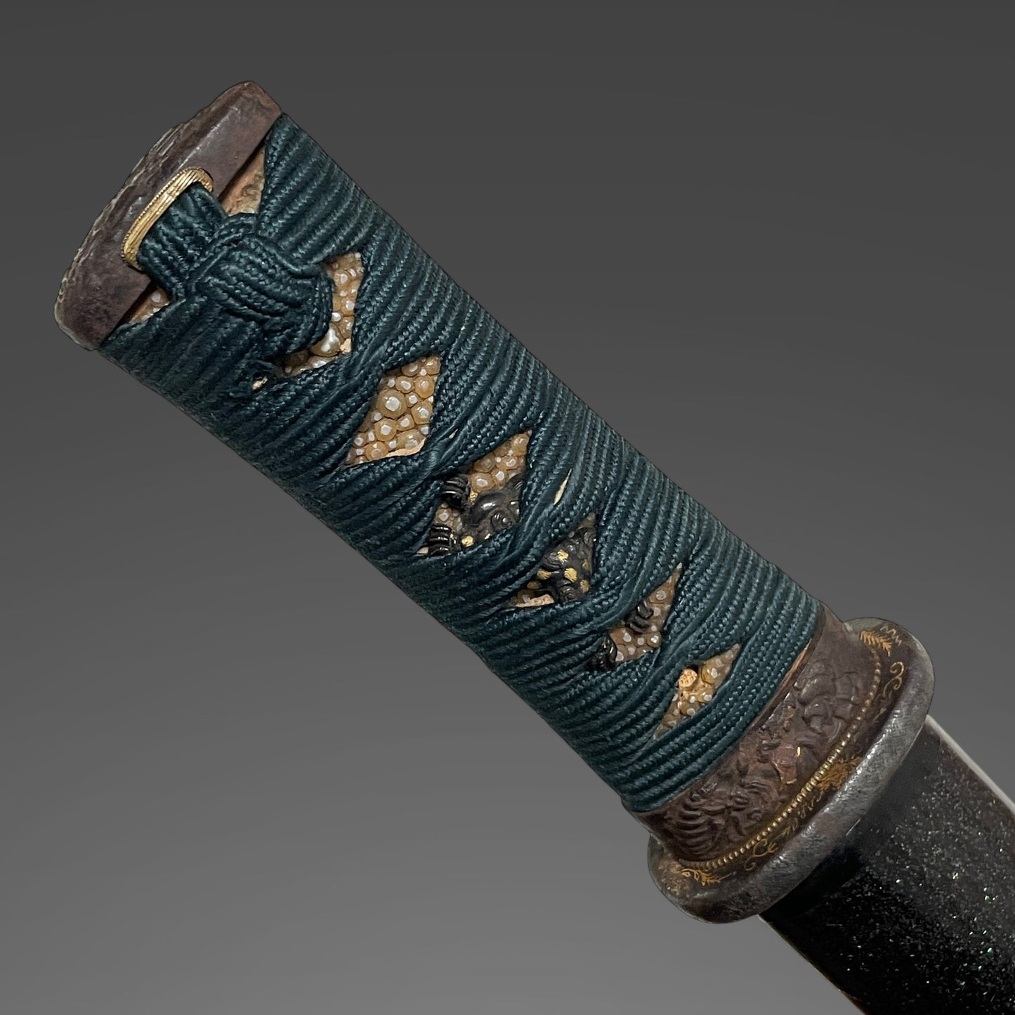 Thick TANTO, Shishi Menuki 獅子目貫, Gold inlay Tsuba, Edo period mumei