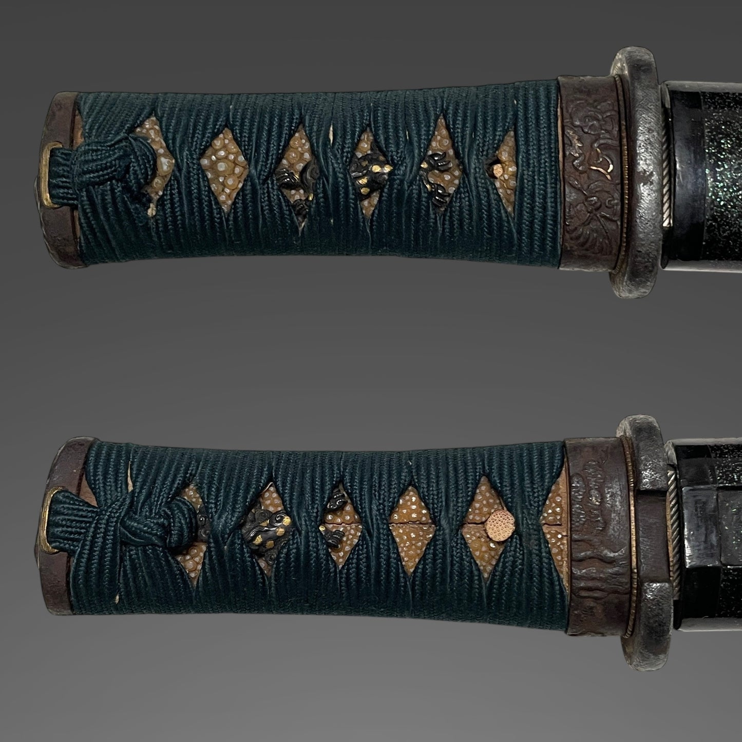 Thick TANTO, Shishi Menuki 獅子目貫, Gold inlay Tsuba, Edo period mumei