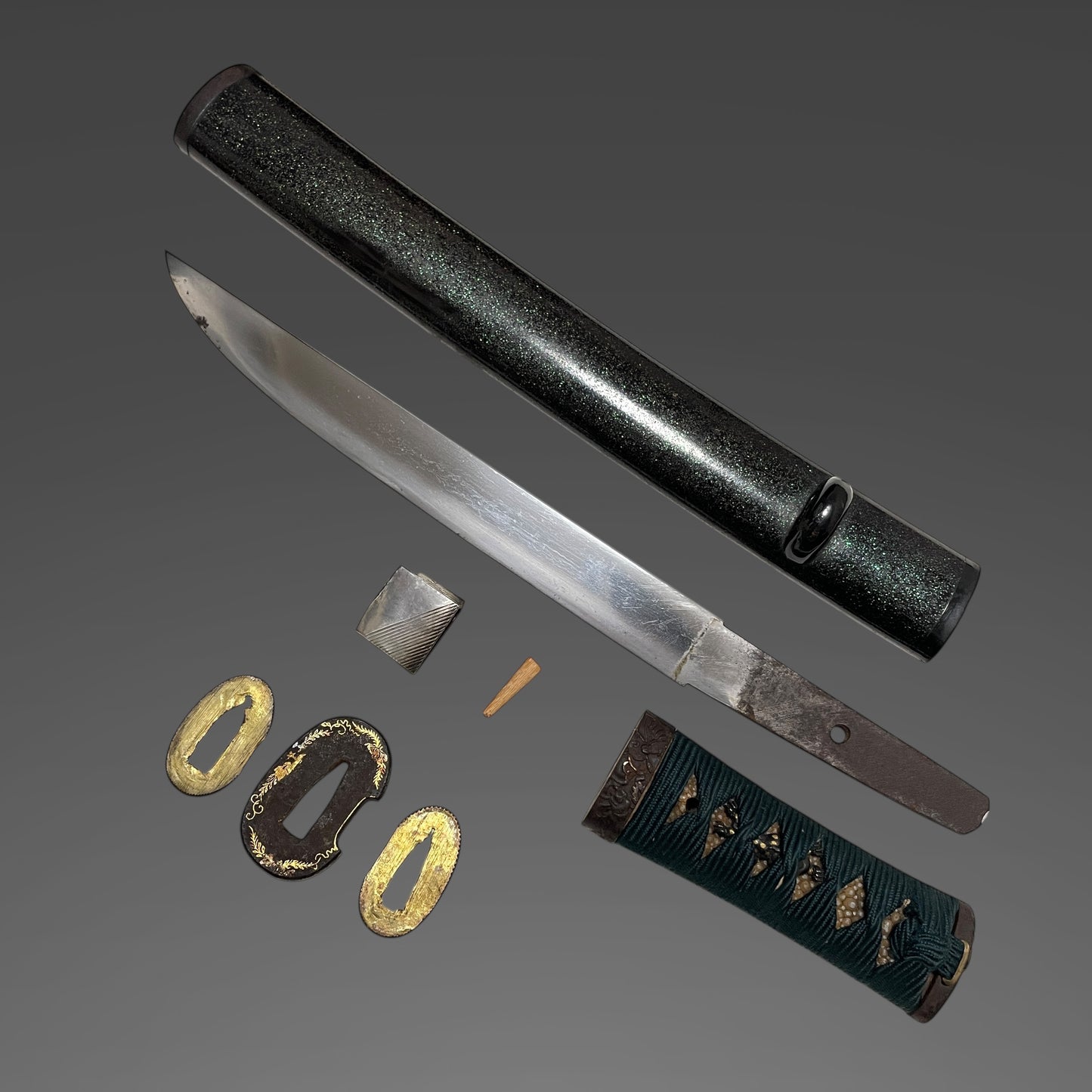 Thick TANTO, Shishi Menuki 獅子目貫, Gold inlay Tsuba, Edo period mumei