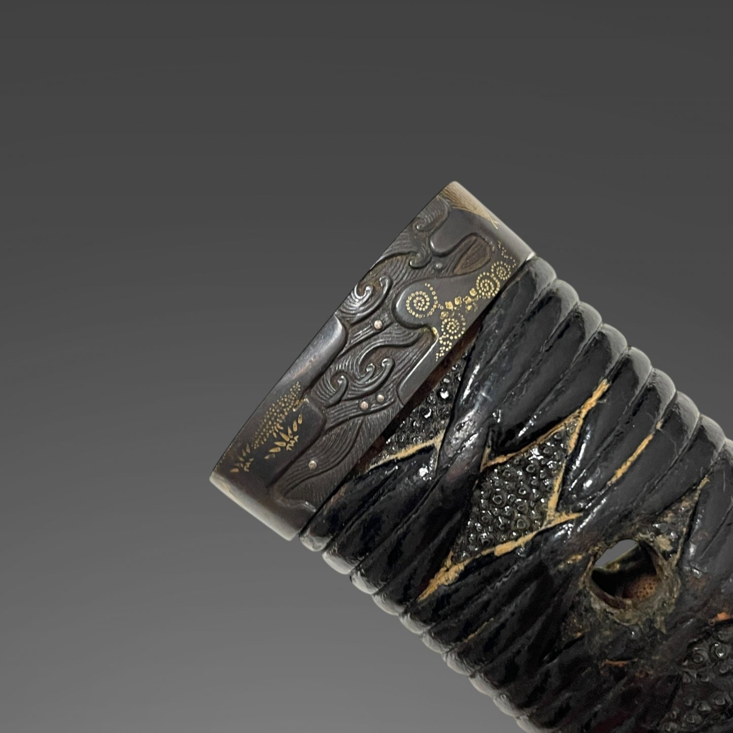 Golden Mt.Fuji Menuki, Black Wakizashi with Kozuka, Edo period mumei