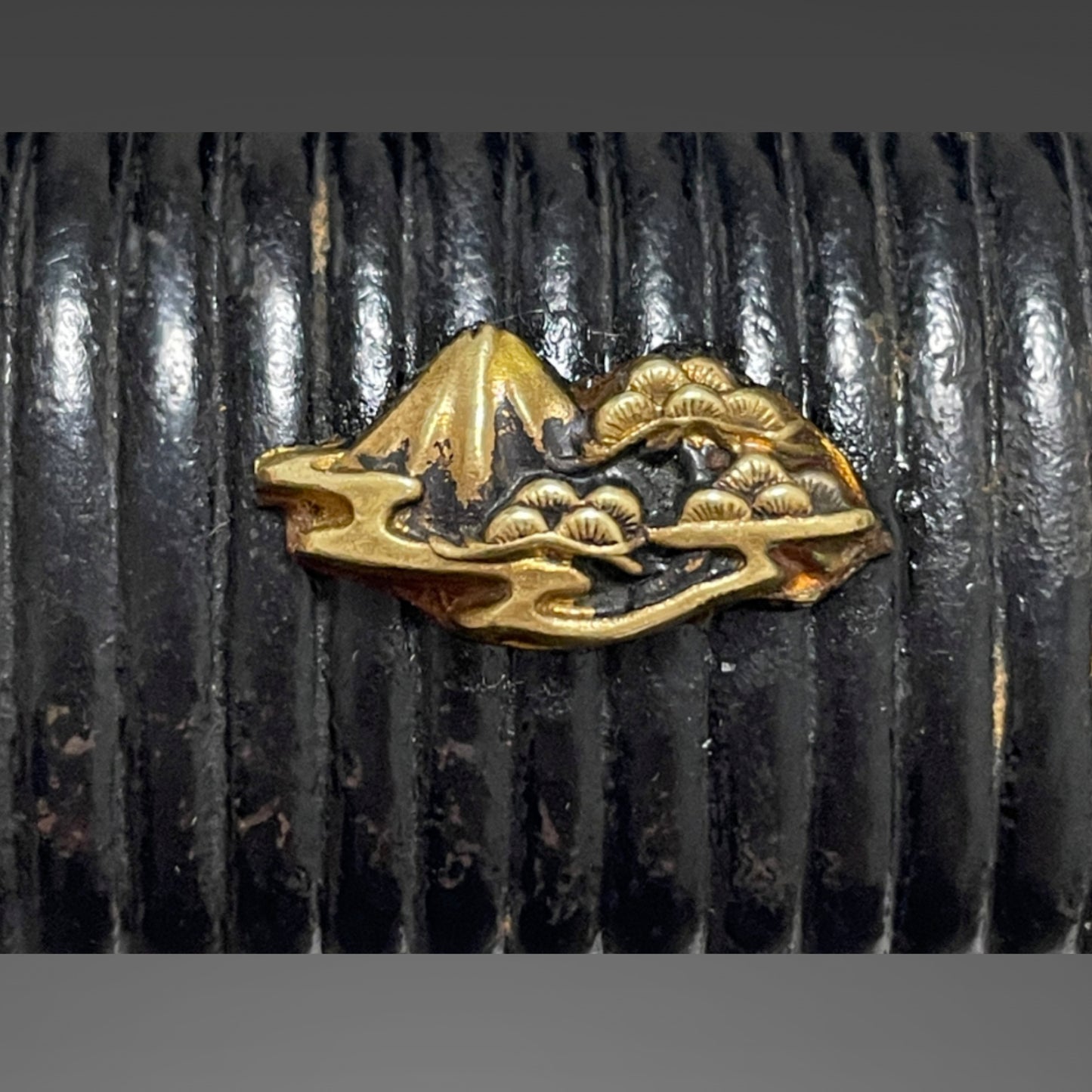Golden Mt.Fuji Menuki, Black Wakizashi with Kozuka, Edo period mumei