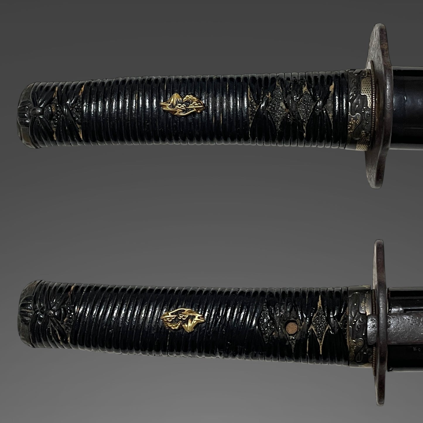 Golden Mt.Fuji Menuki, Black Wakizashi with Kozuka, Edo period mumei