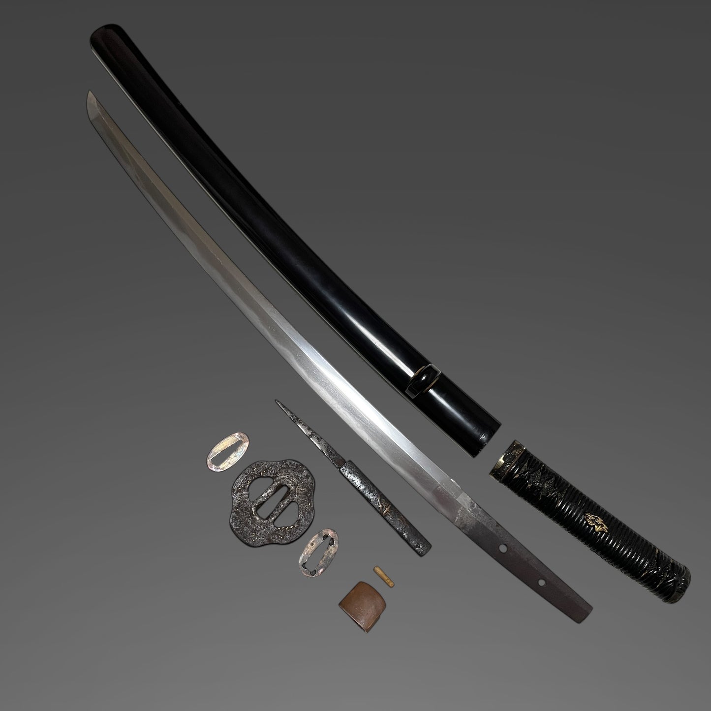 Golden Mt.Fuji Menuki, Black Wakizashi with Kozuka, Edo period mumei