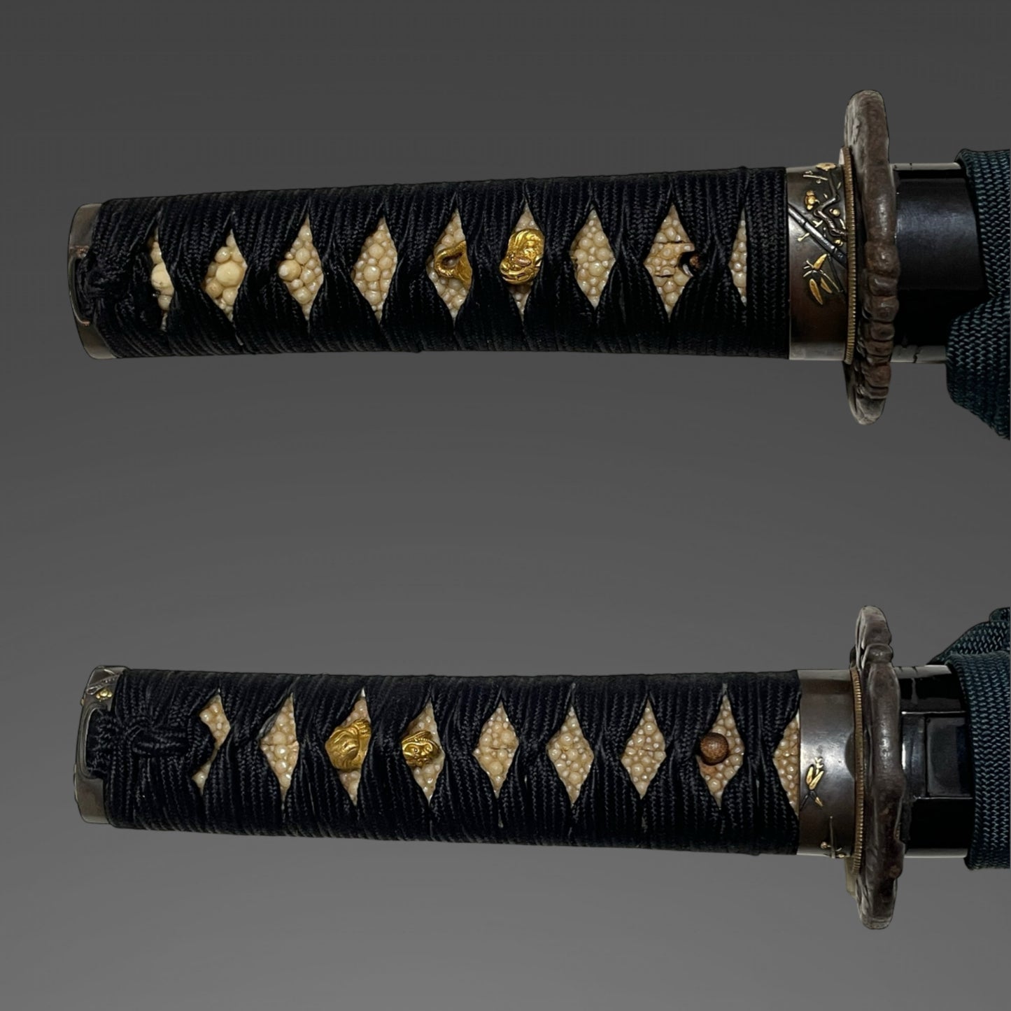 Kawachinokami Kiyofusa 河内守清房 signed WAKIZASHI, Plum Fuchikashira, Masamehada 柾目肌