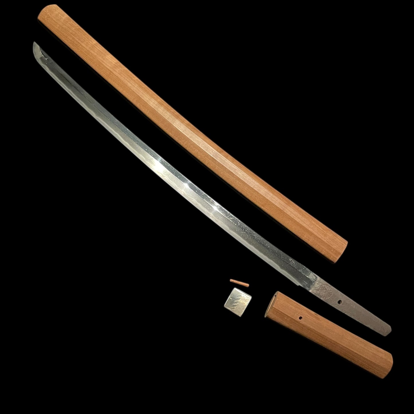 KIKUMON 菊紋 Chrysanthemum crest Long Wakizashi, Wide and Thick blade, Edo period