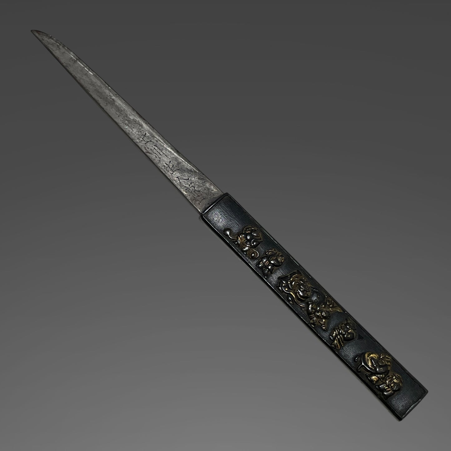 Unokubi-Zukuri Red TANTO, 相州住綱廣 Soshuju Tsunahiro signed, Thick blade, with Kozuka