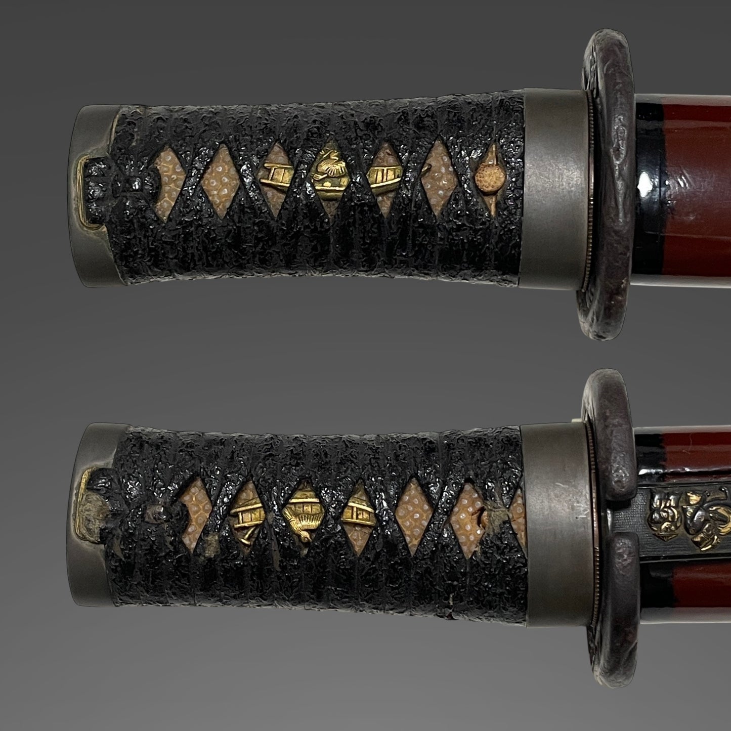 Unokubi-Zukuri Red TANTO, 相州住綱廣 Soshuju Tsunahiro signed, Thick blade, with Kozuka