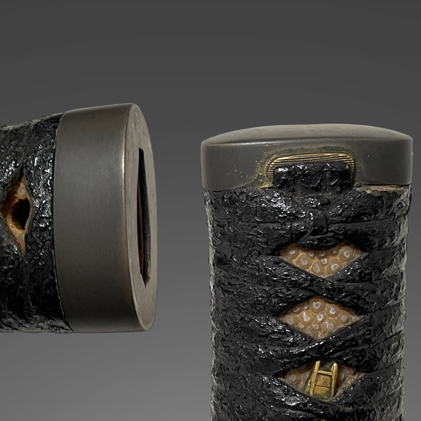 Unokubi-Zukuri Red TANTO, 相州住綱廣 Soshuju Tsunahiro signed, Thick blade, with Kozuka