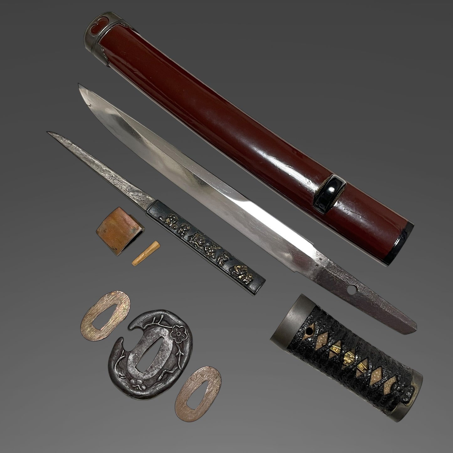 Unokubi-Zukuri Red TANTO, 相州住綱廣 Soshuju Tsunahiro signed, Thick blade, with Kozuka