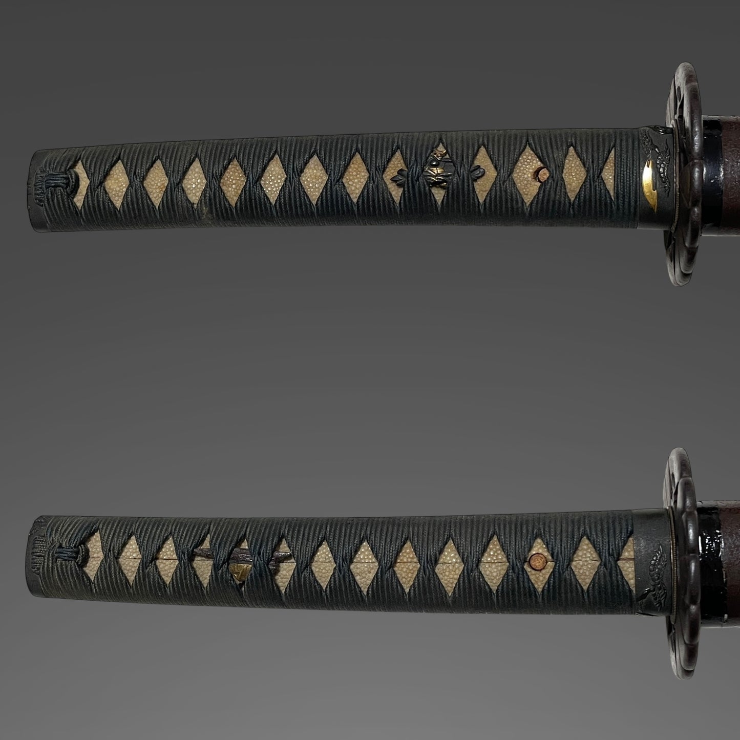 Akama Tsunanobu 赤間綱信 signed KATANA, Moon pine and eagle Fuchikashira, NBTHK Certificate