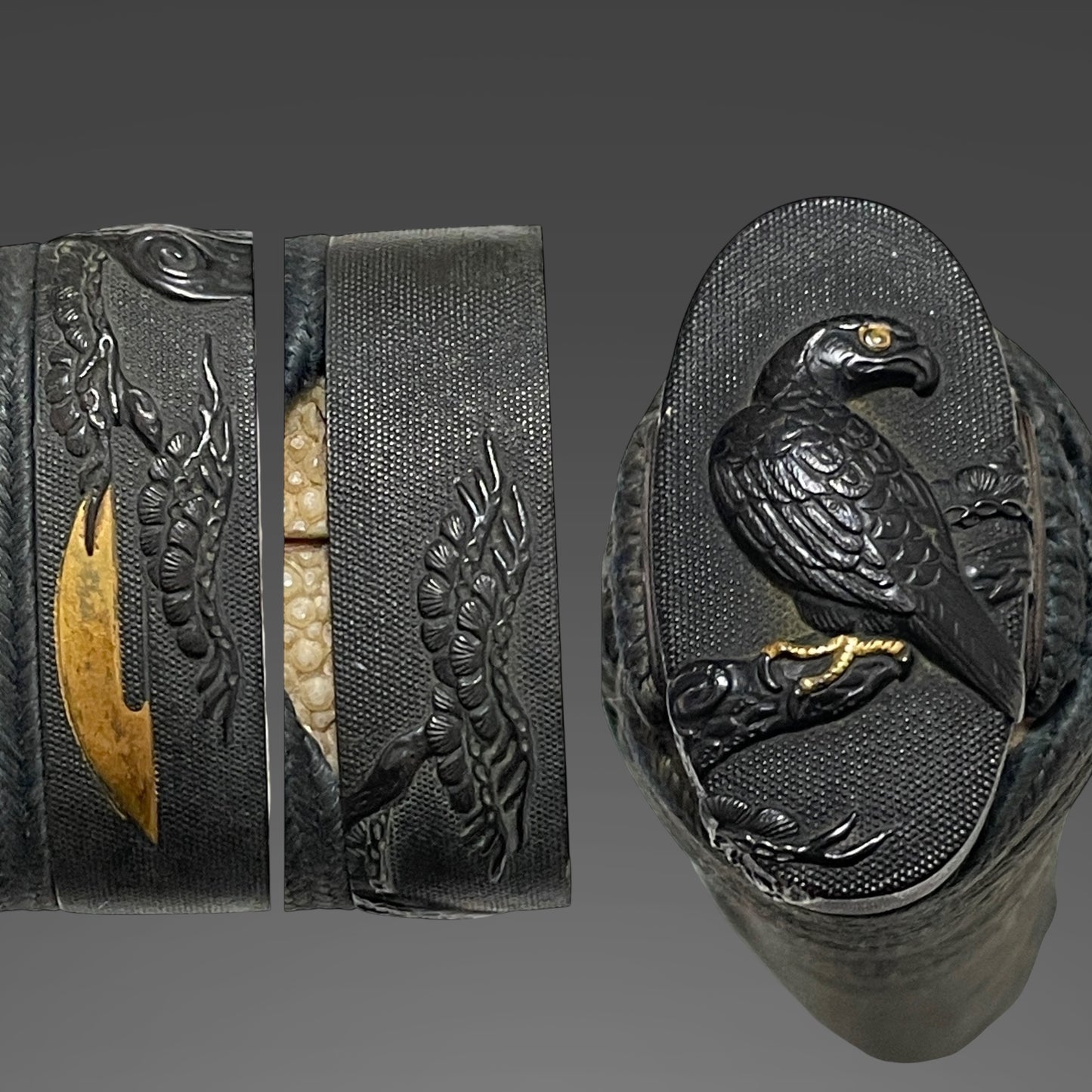 Akama Tsunanobu 赤間綱信 signed KATANA, Moon pine and eagle Fuchikashira, NBTHK Certificate