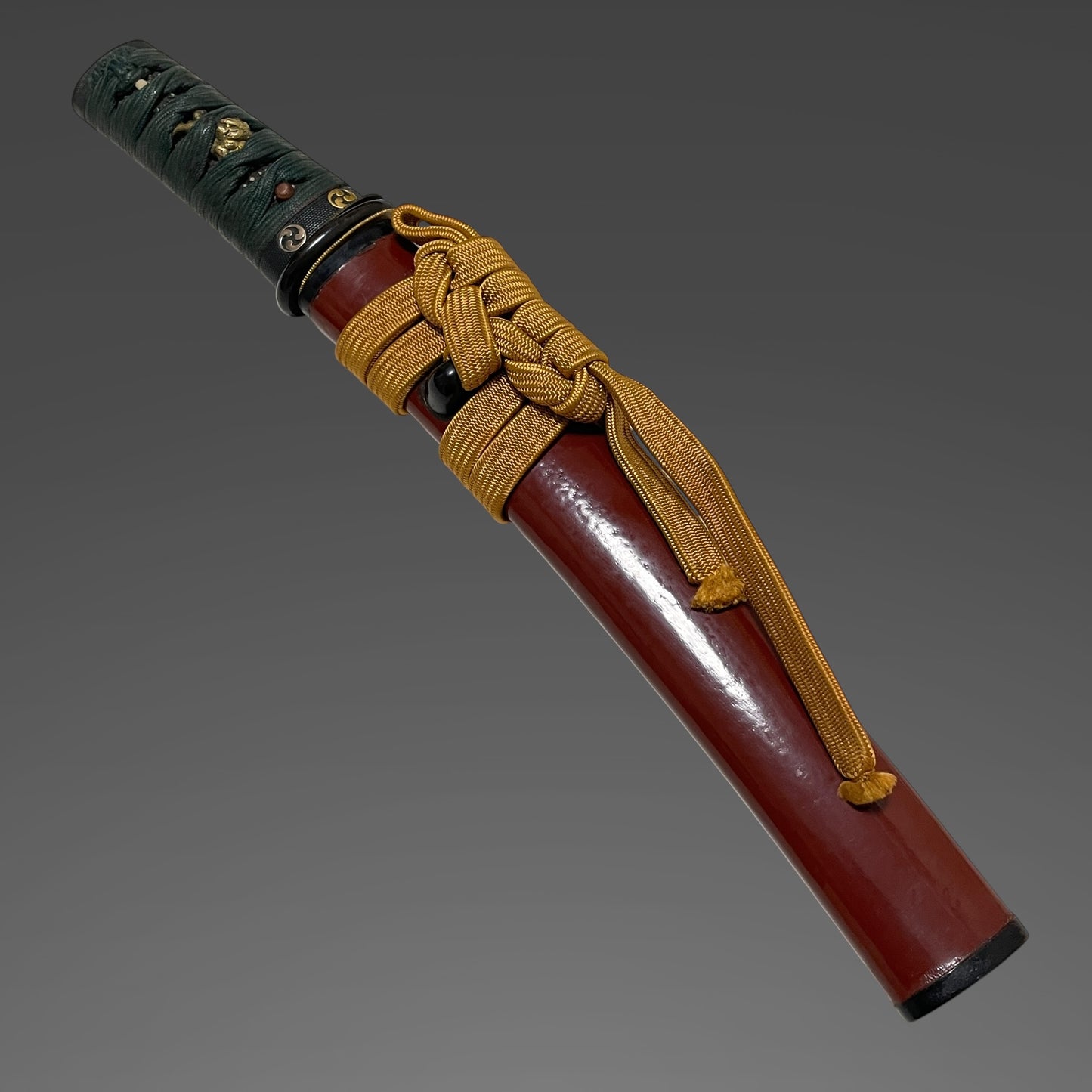 Unokubi-Zukuri 鵜首造 Red TANTO, Mitsudomoe 三つ巴 Family crest Fuchikashira, Late Edo