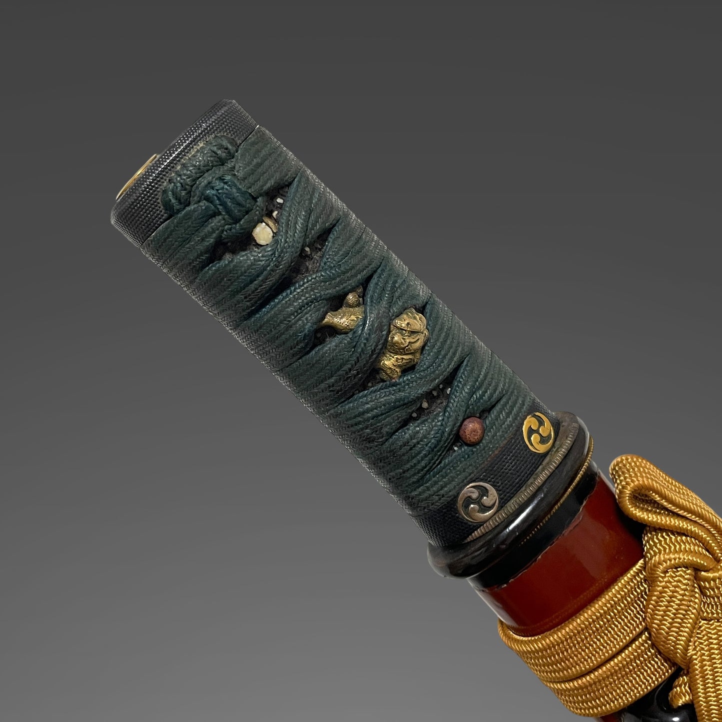 Unokubi-Zukuri 鵜首造 Red TANTO, Mitsudomoe 三つ巴 Family crest Fuchikashira, Late Edo
