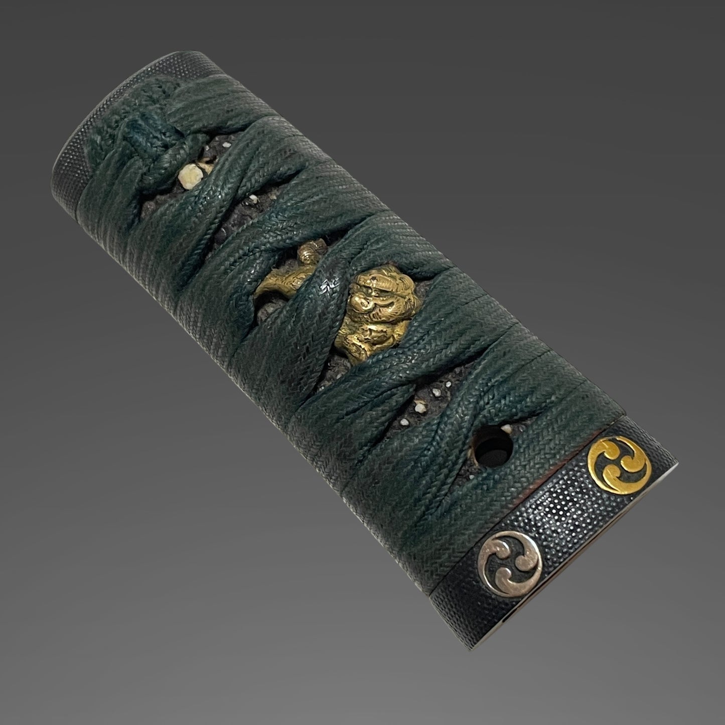 Unokubi-Zukuri 鵜首造 Red TANTO, Mitsudomoe 三つ巴 Family crest Fuchikashira, Late Edo