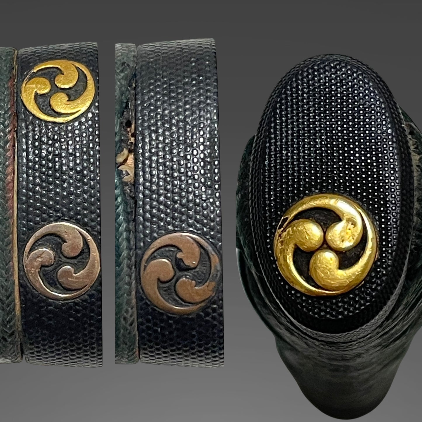 Unokubi-Zukuri 鵜首造 Red TANTO, Mitsudomoe 三つ巴 Family crest Fuchikashira, Late Edo