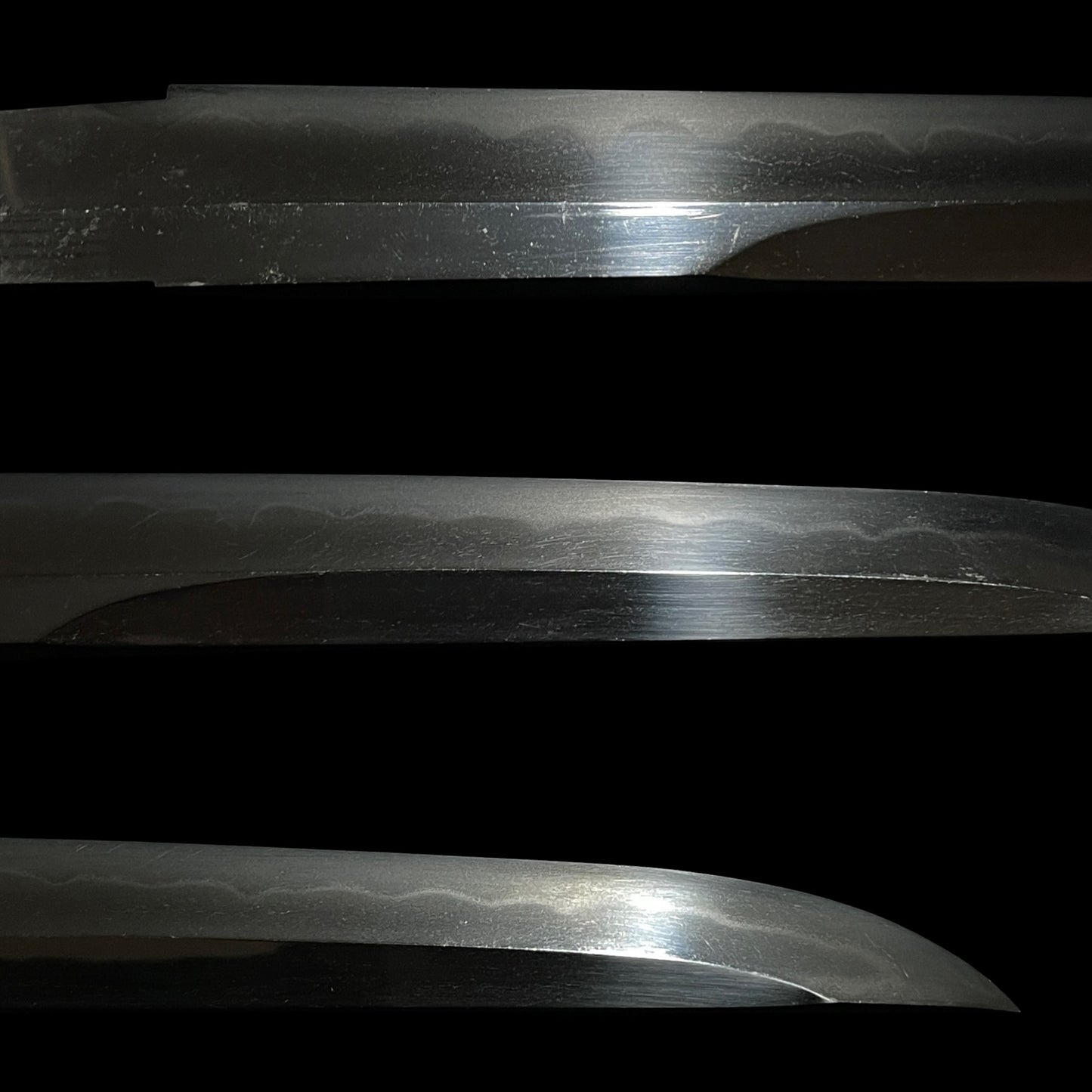 Unokubi-Zukuri 鵜首造 Red TANTO, Mitsudomoe 三つ巴 Family crest Fuchikashira, Late Edo