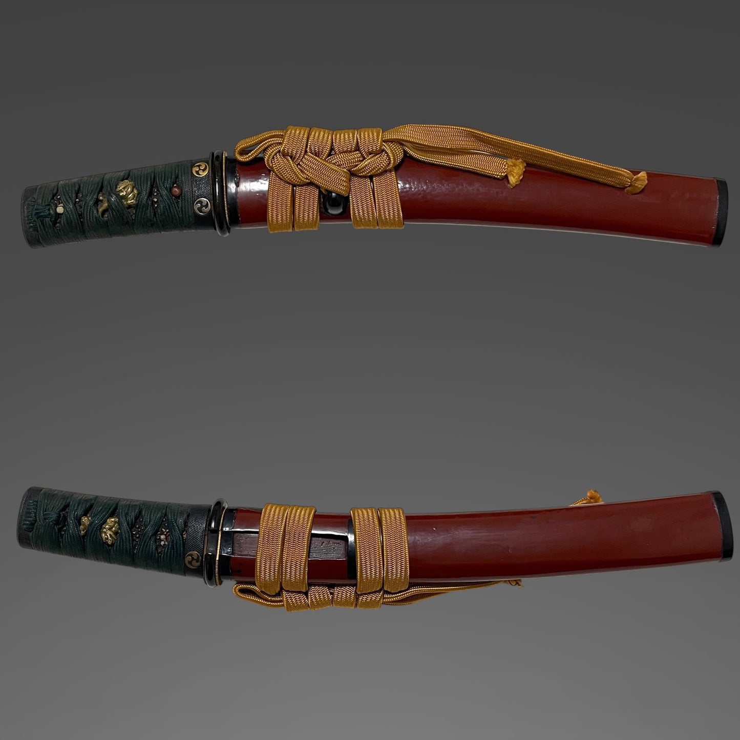 Unokubi-Zukuri 鵜首造 Red TANTO, Mitsudomoe 三つ巴 Family crest Fuchikashira, Late Edo