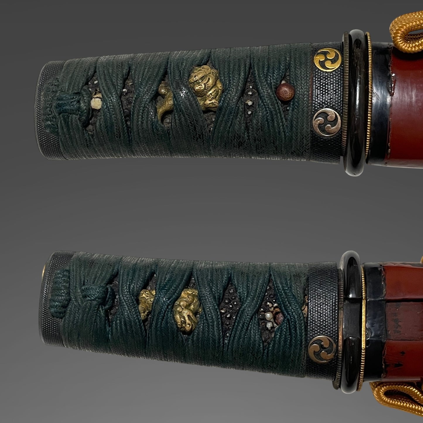 Unokubi-Zukuri 鵜首造 Red TANTO, Mitsudomoe 三つ巴 Family crest Fuchikashira, Late Edo