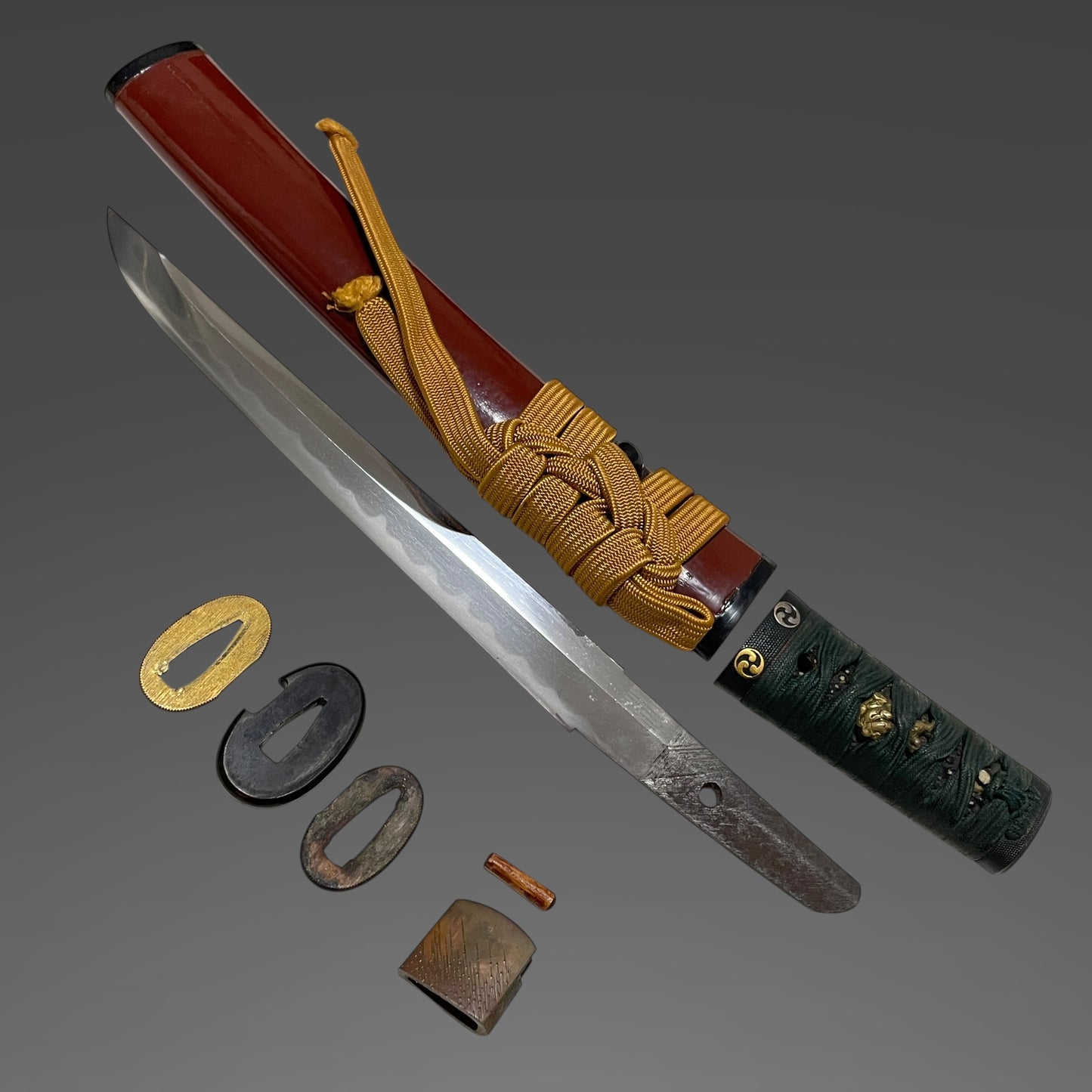 Unokubi-Zukuri 鵜首造 Red TANTO, Mitsudomoe 三つ巴 Family crest Fuchikashira, Late Edo