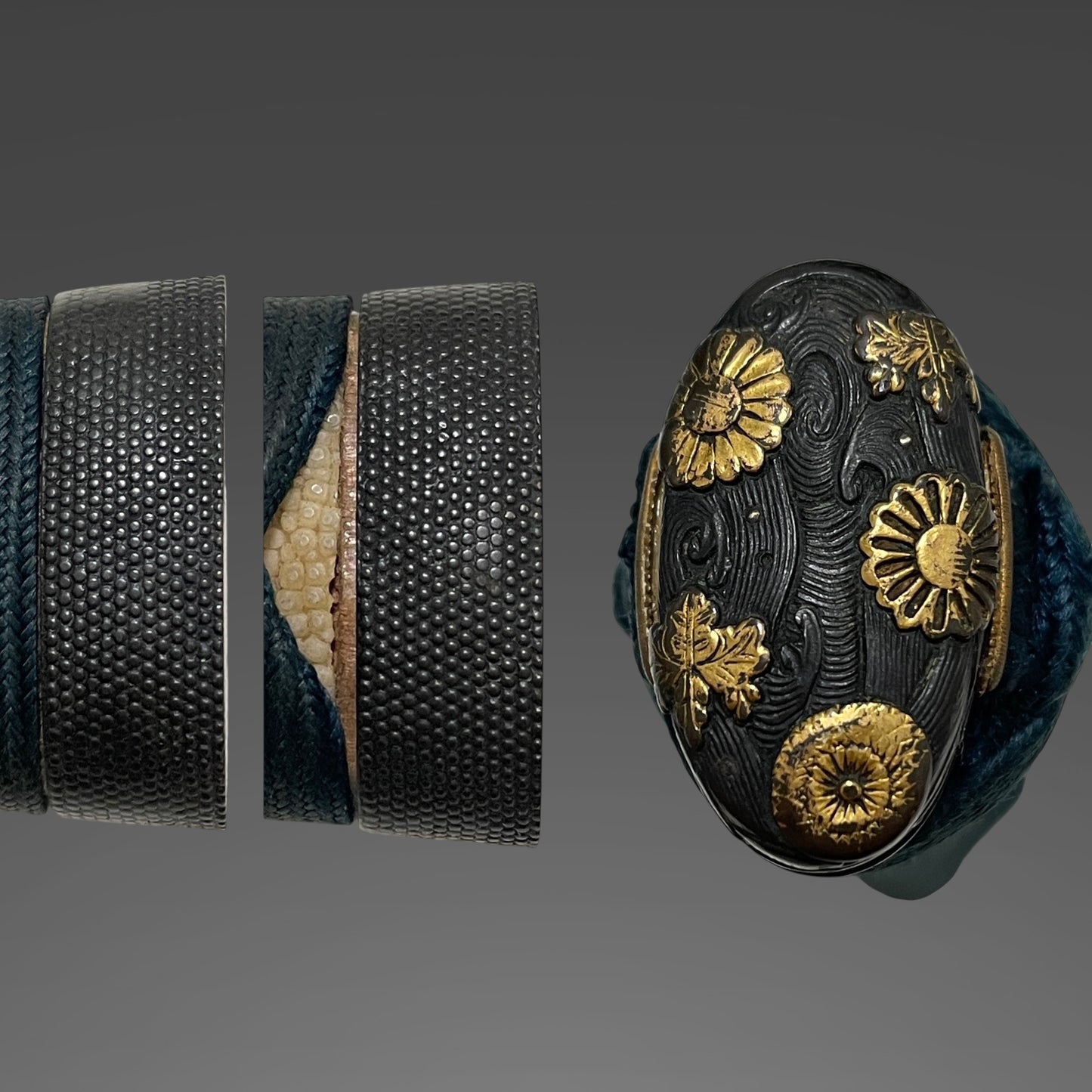 Katsushige 勝重 signed Long Wakizashi, Botanjishi Tsuba, Dragon Kozuka, Edo period