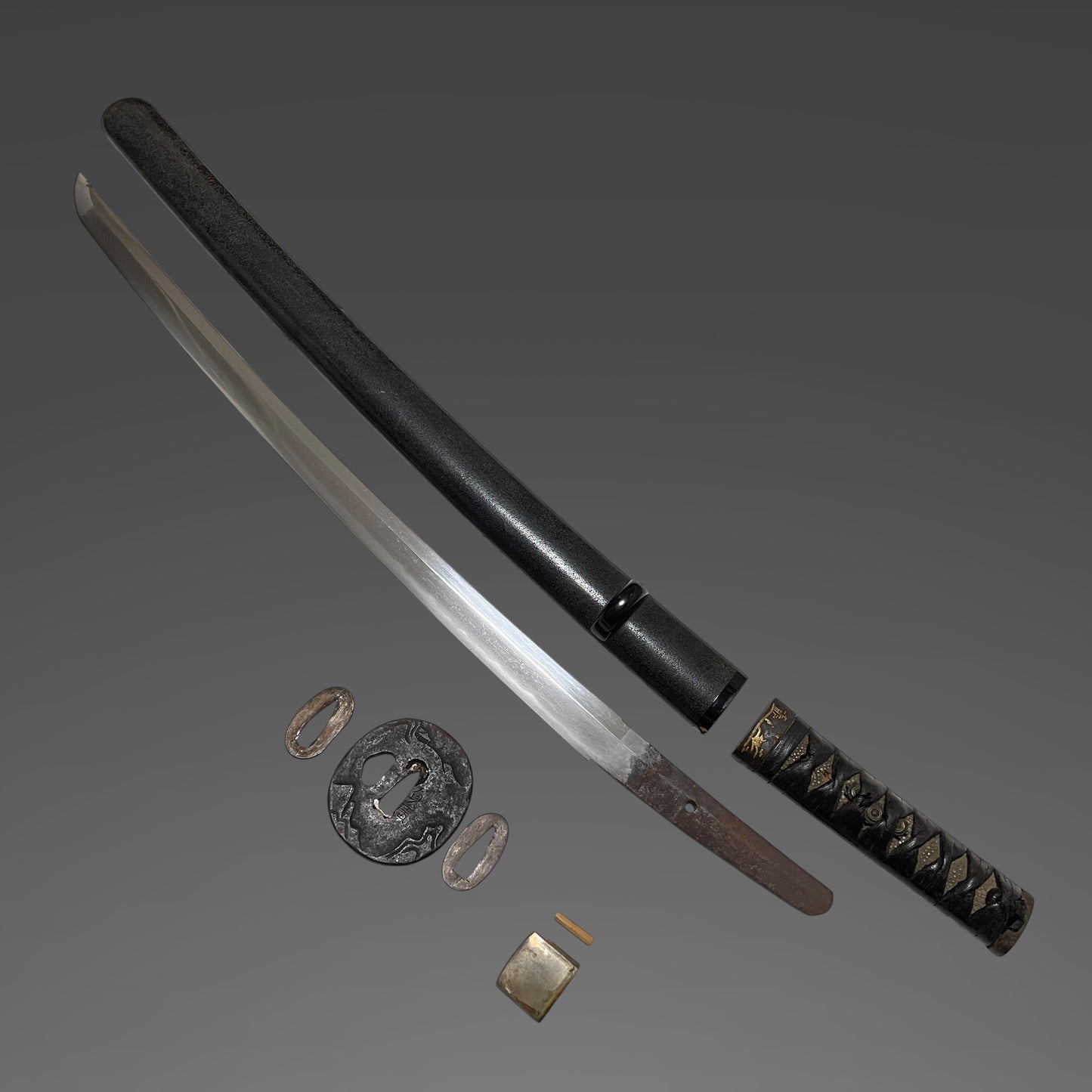Short Wakizashi, Rinpo 輪宝 Menuki, Sadahiro 貞広 signed Tsuba, Edo period mumei