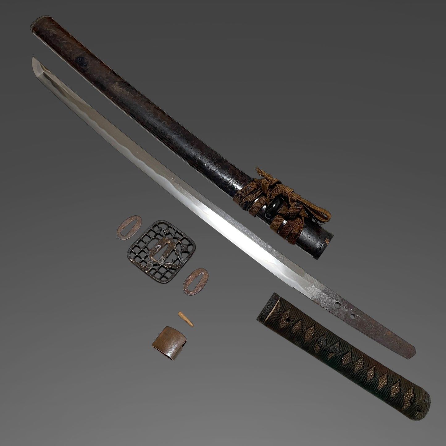 Mutsunokami Kaneyasu 陸奥守包保 (Hidarimutsu 左陸奥) signed Long Wakizashi, Early Edo period