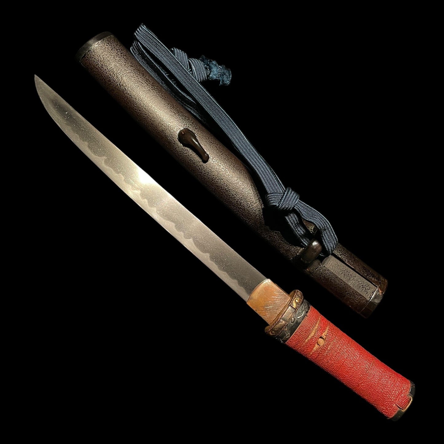 Hirazukuri Red TANTO, Yodomeisho 淀名所 Fuchikashira, with Shirasaya