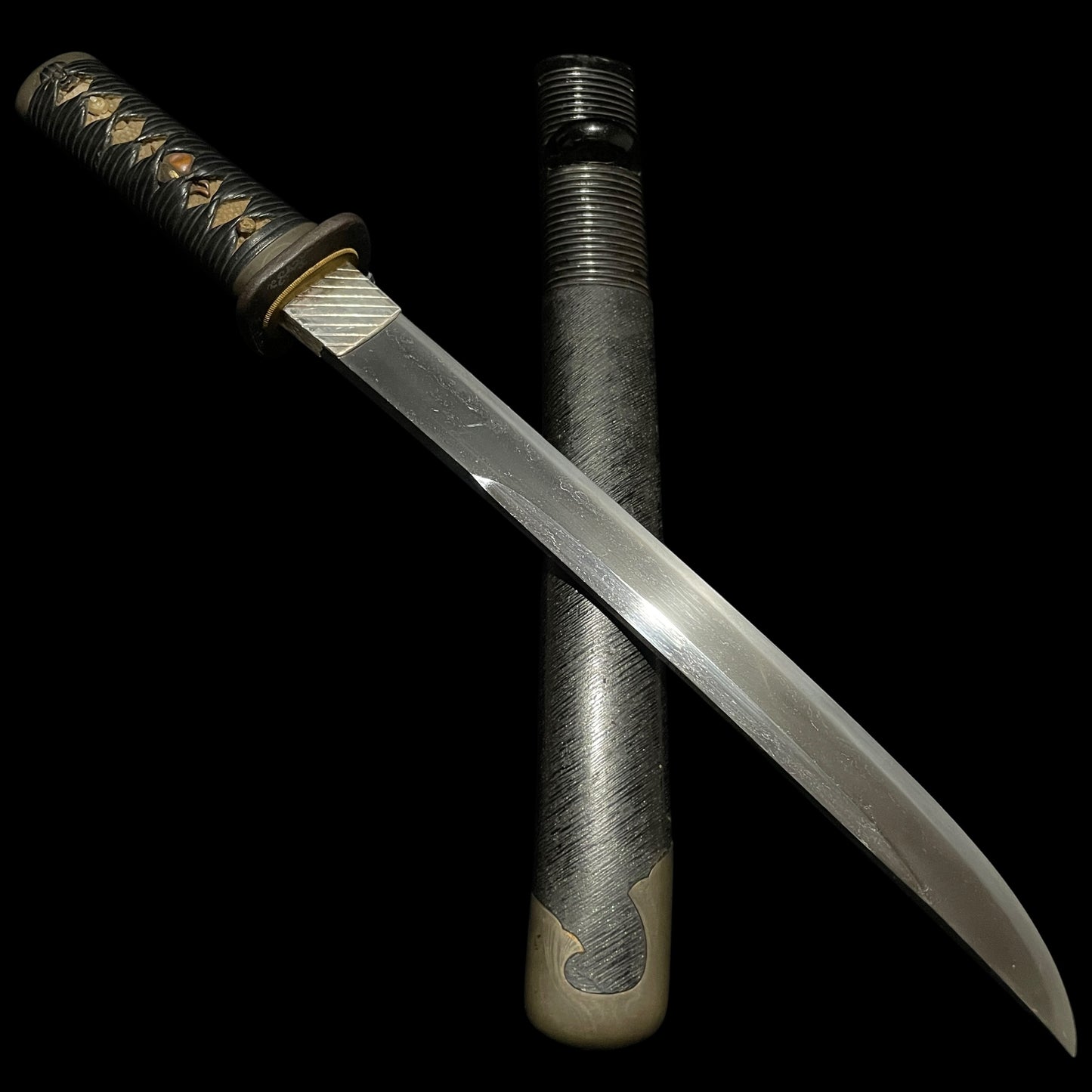 Unokubi-Zukuri 鵜首造, Koshikizami-Saya 腰刻鞘 TANTO, Thick Blade, with Dragon Kozuka