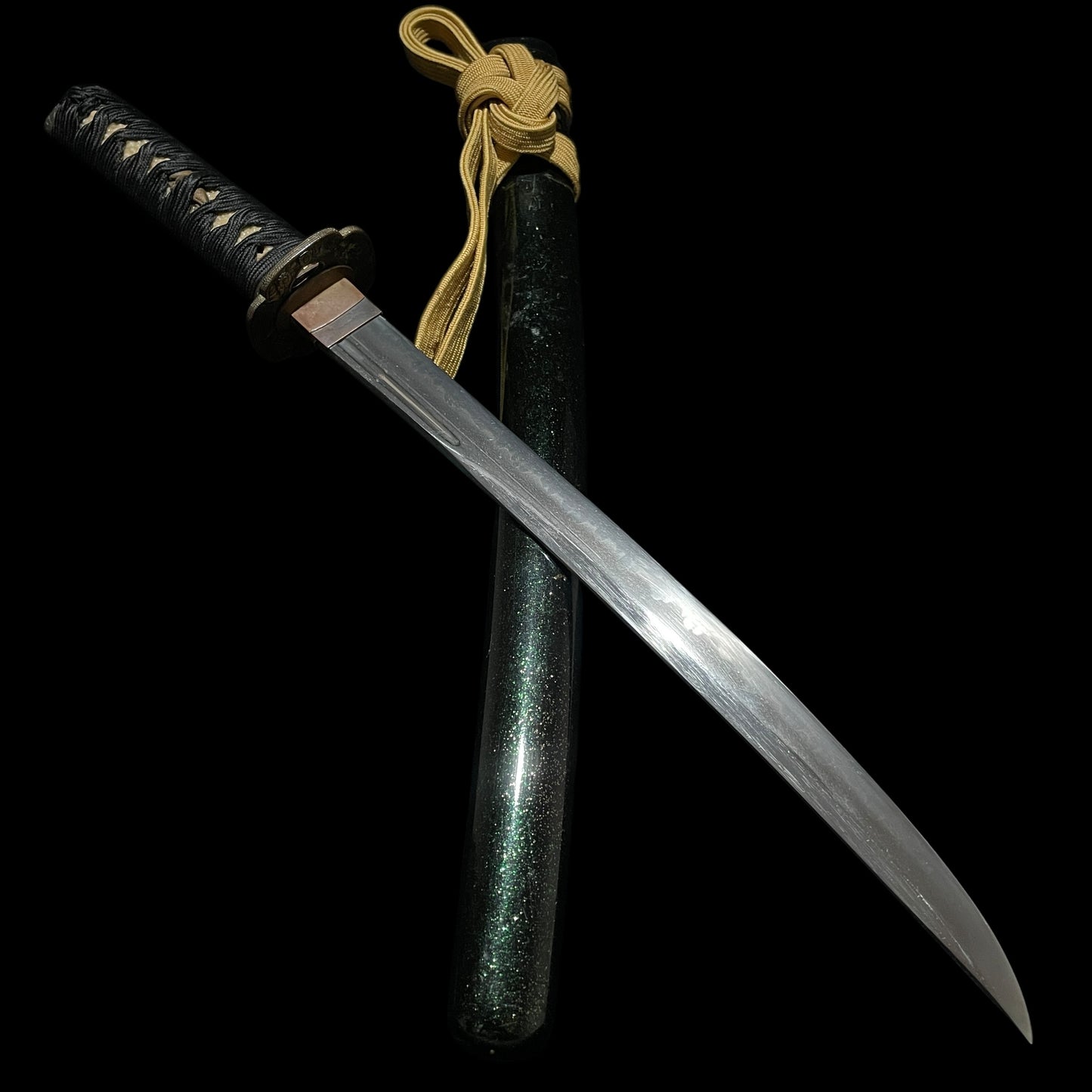 Naginatanaoshi-Zukuri 薙刀直造 Wakizashi, Flower Fittings, Muromachi period mumei