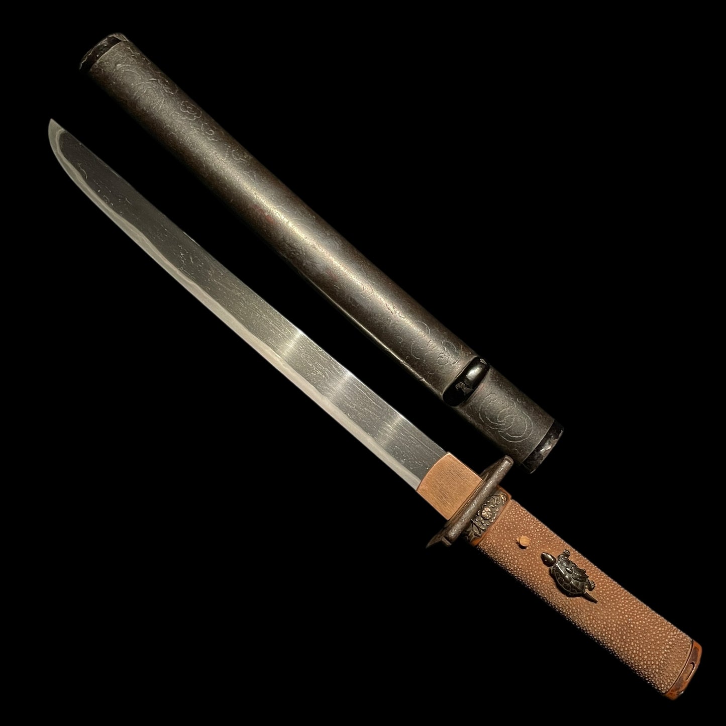 Turtle Menuki Yoroidoshi Tanto, Masamehada 柾目肌 Thick Blade, Edo period mumei
