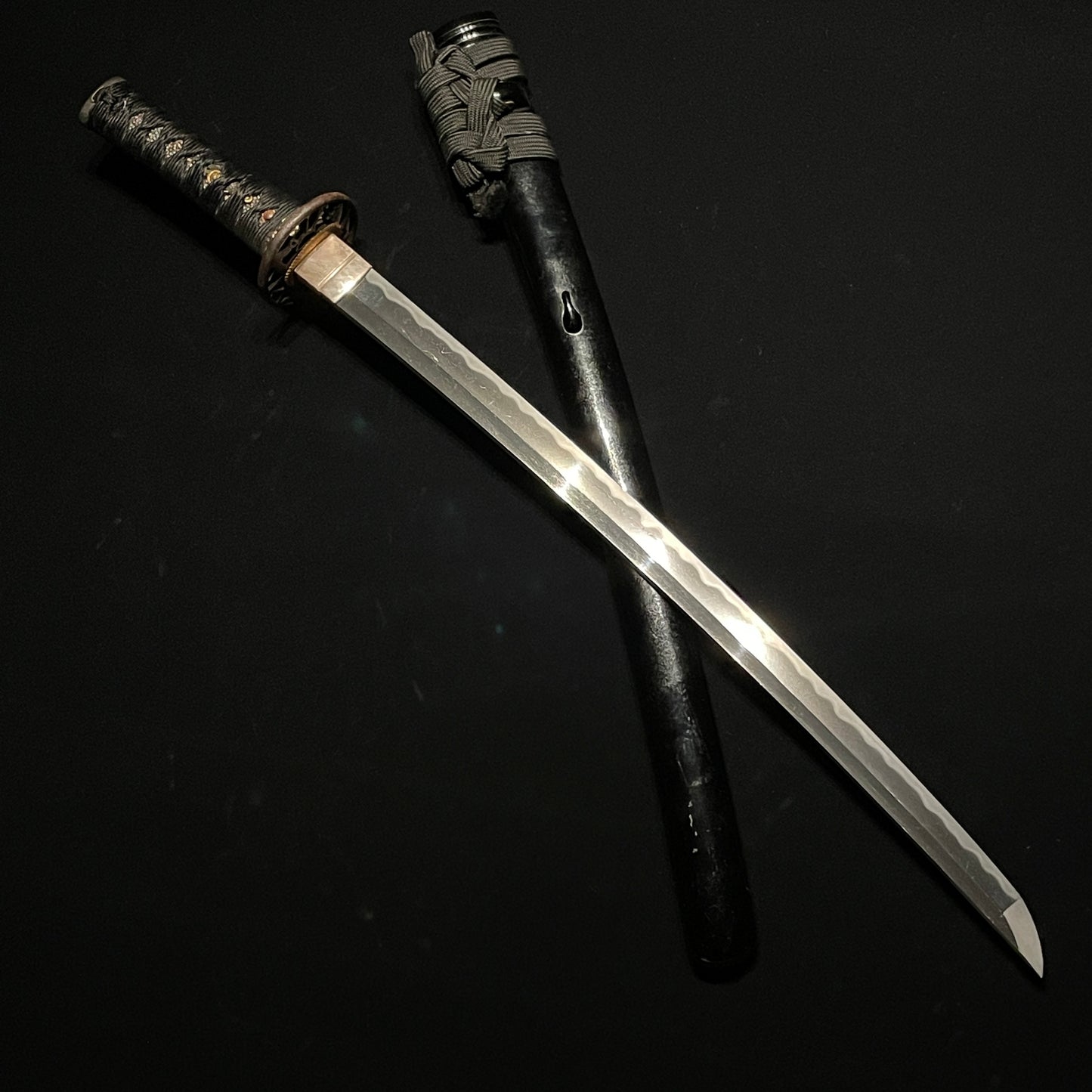 Midareba Wakizashi, Kashuju Fujiwara Ietada Signed, Early Edo period