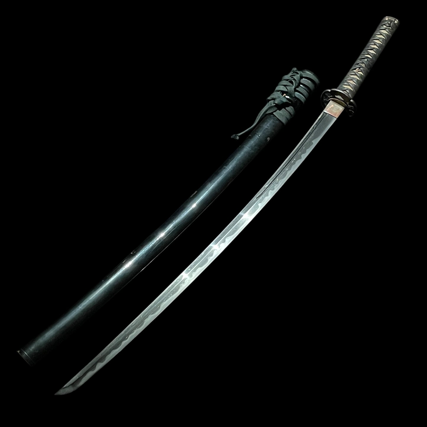 Midareba 乱刃 Hamon, Signed Black KATANA, Kashira with family crest, Edo period