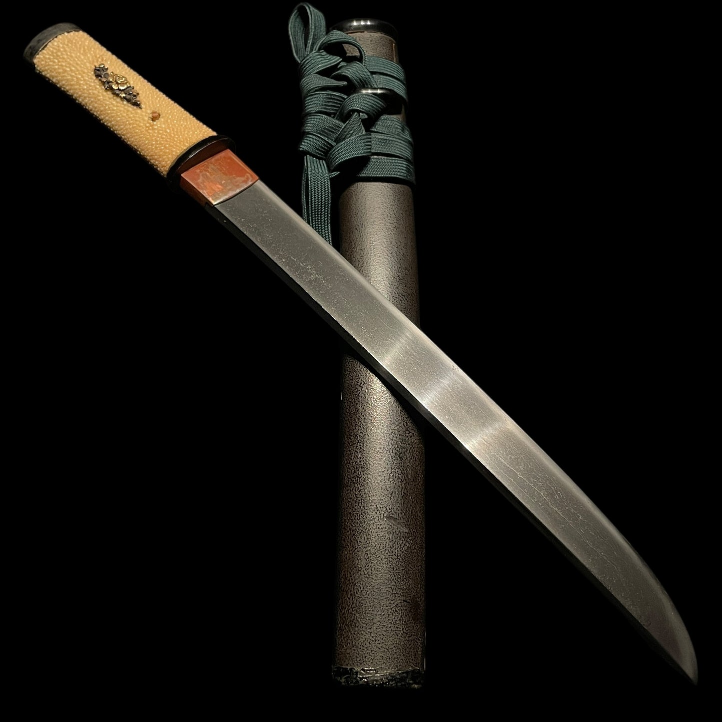 Heavy Aikuchi TANTO,  Sekishuju Kiyoshige 石州住清重 signed, with Kozuka, Edo period