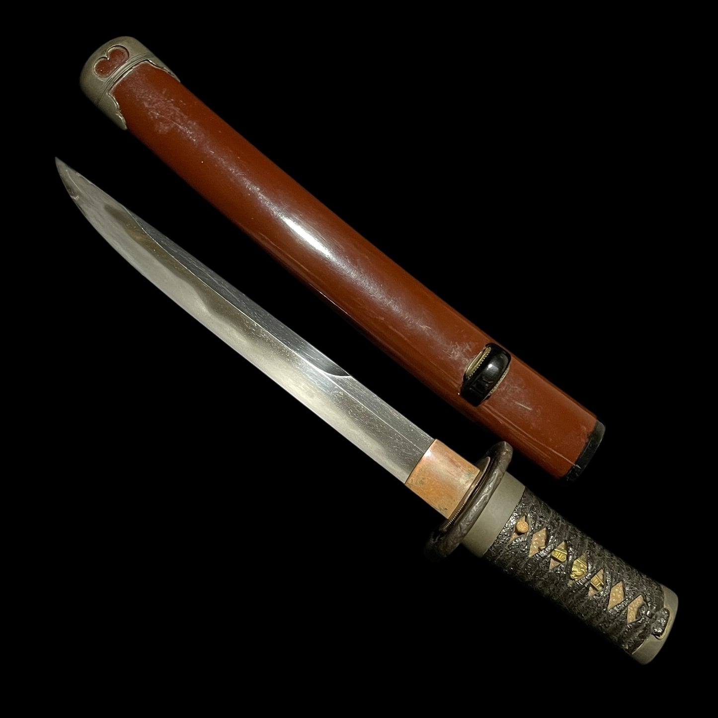 Unokubi-Zukuri Red TANTO, 相州住綱廣 Soshuju Tsunahiro signed, Thick blade, with Kozuka