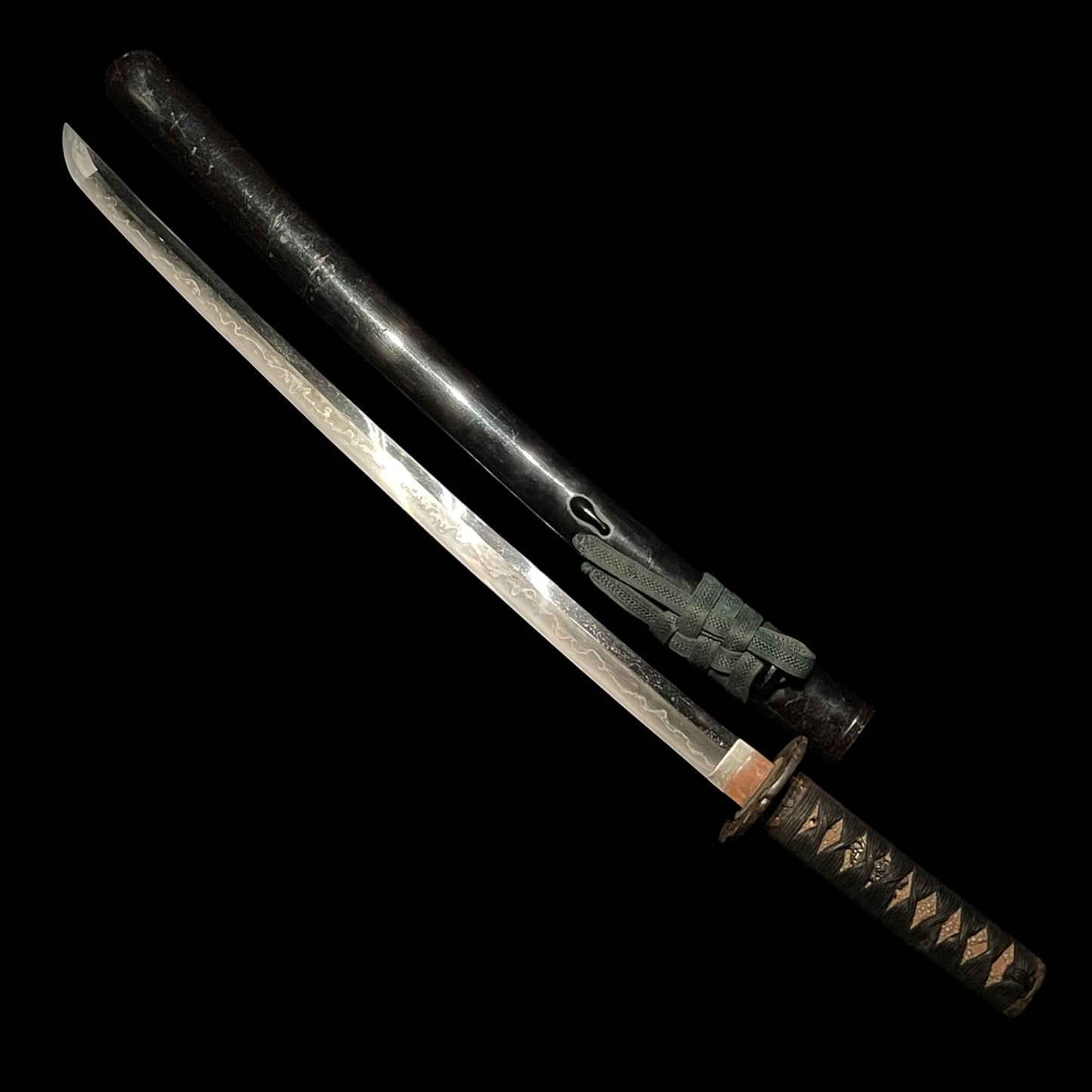 Tsutamon Fuchikashira 蔦紋縁頭 Long Wakizashi, Shakudo Shishi Menuki, Edo period mumei