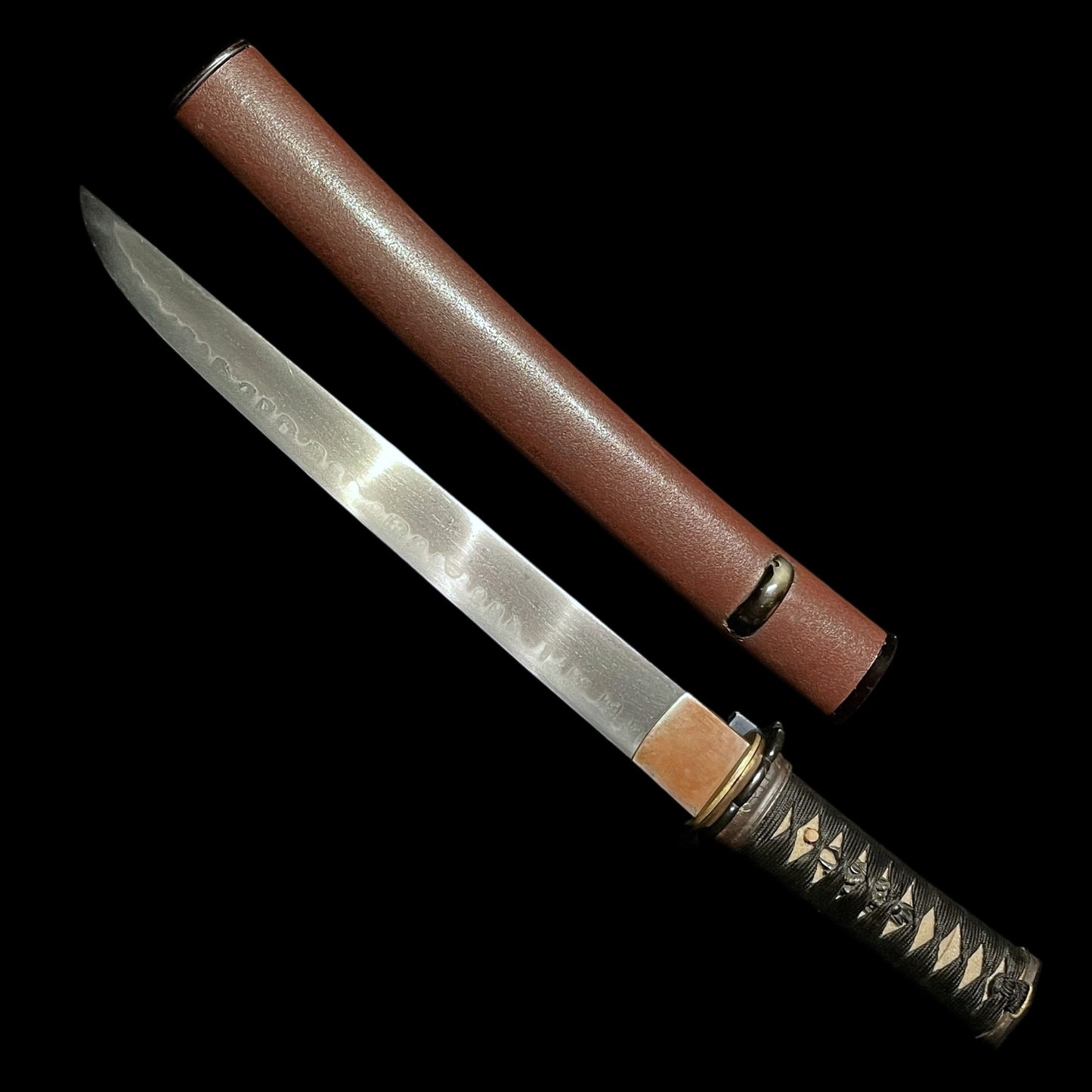 Red TANTO with KOZUKA, Gunome Hamon Thick Blade, Edo period mumei