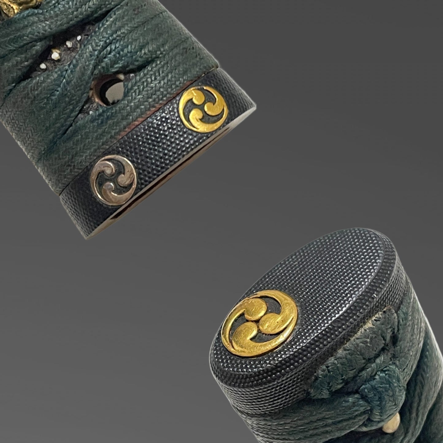 Unokubi-Zukuri 鵜首造 Red TANTO, Mitsudomoe 三つ巴 Family crest Fuchikashira, Late Edo