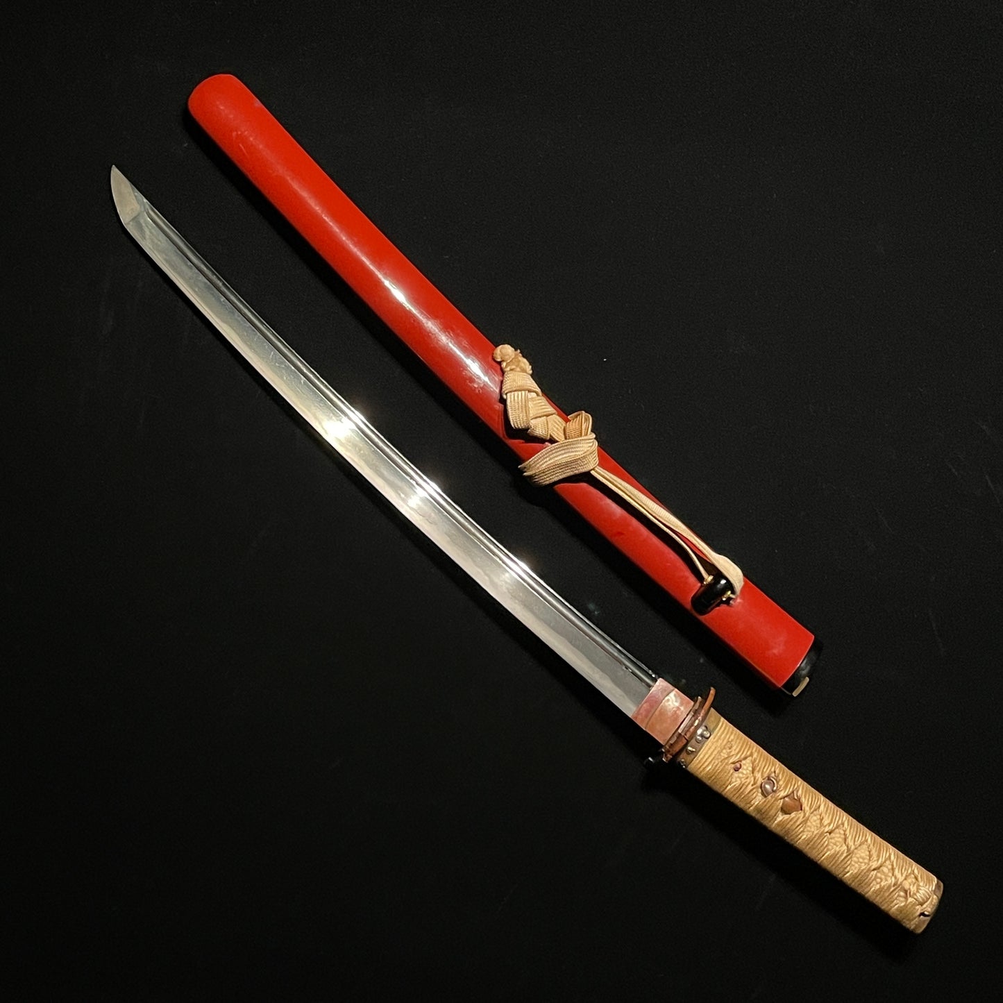 Red Wakizashi with Bras KOZUKA, Musashinokami Nagamichi 武蔵守永道 signed, Edo Period