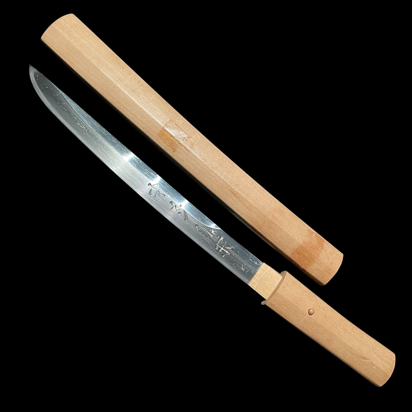 Unokubi-zukuri 鵜首造 TANTO, HORIMONO 刀身彫刻, Yasusada 安貞 signed, Edo period