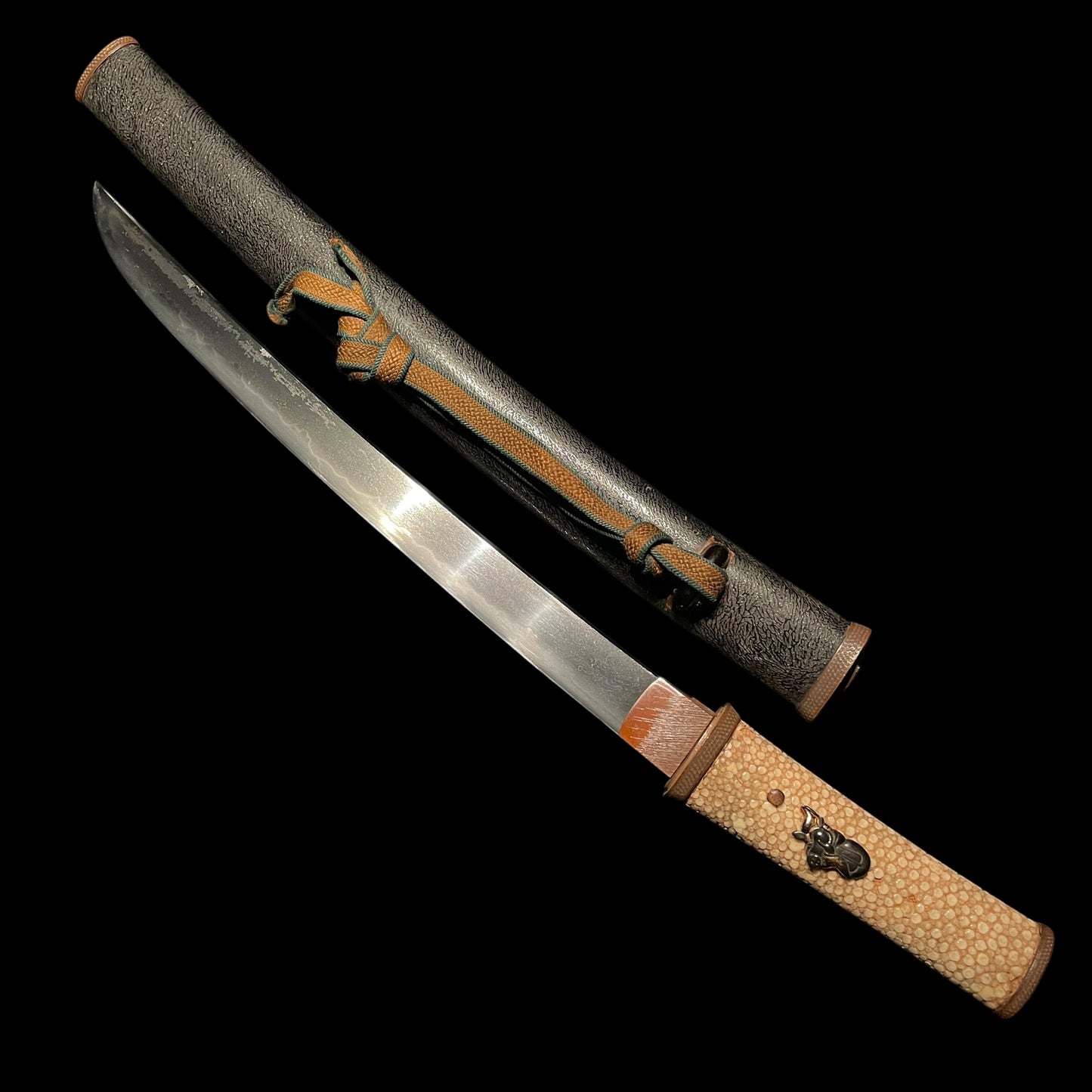 Sukesada 祐定 signed Aikuchi Koshirae Sunnobi-TANTO, Copper Fittings with Kozuka